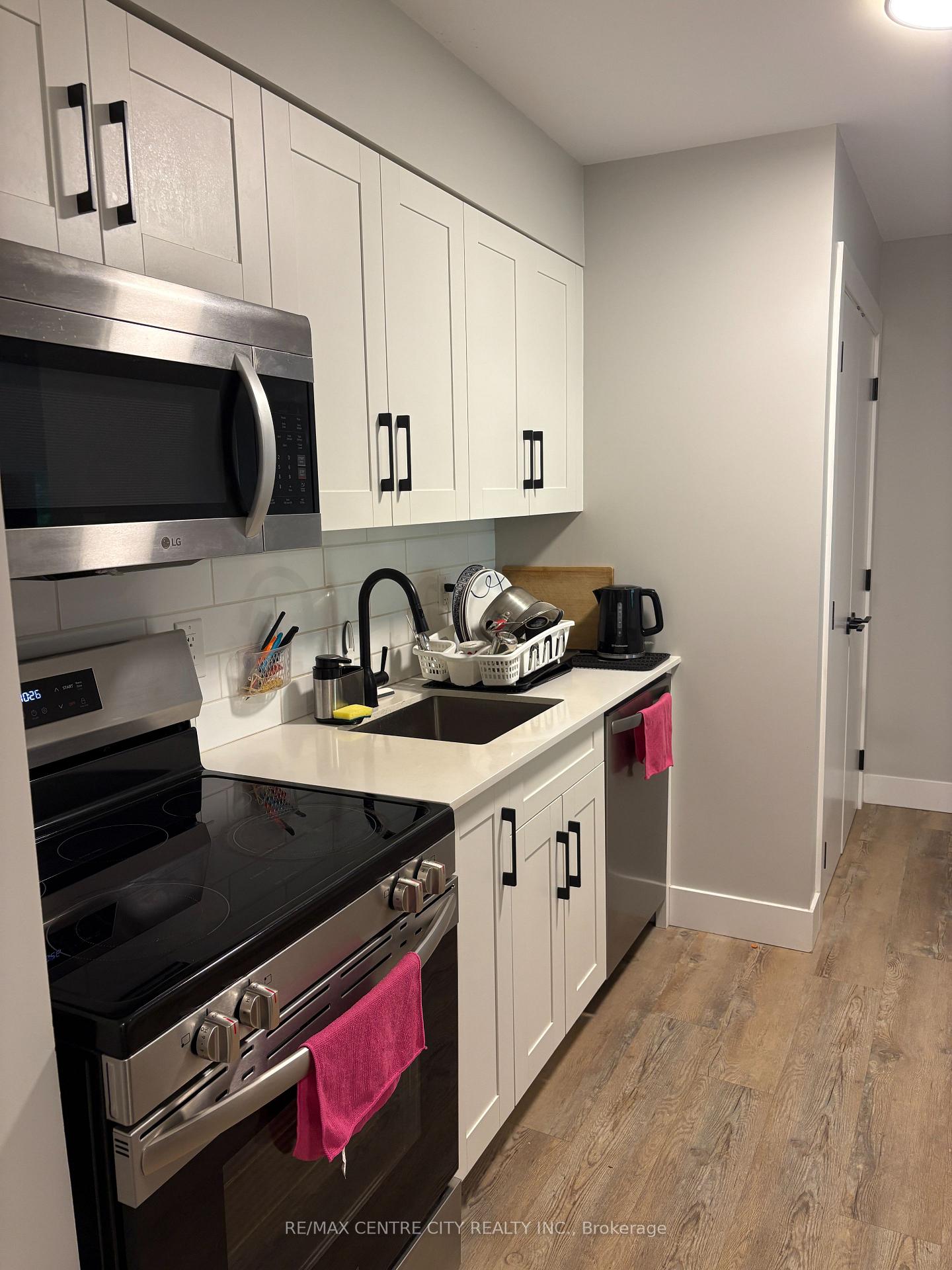 Photo 5 of Unit 9, 400 Scenic Drive S, London, South J — HOMEH