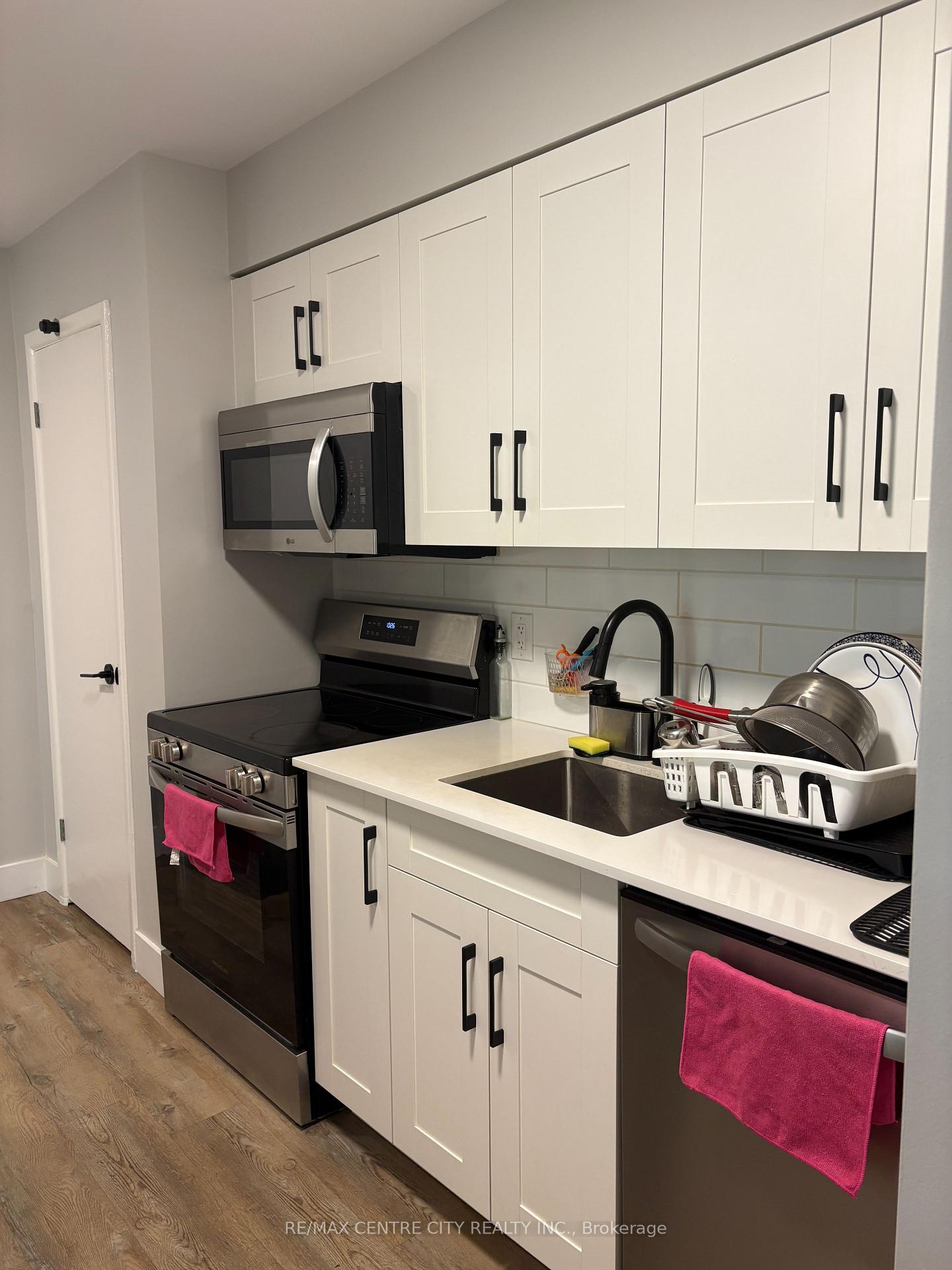 Photo 6 of Unit 9, 400 Scenic Drive S, London, South J — HOMEH