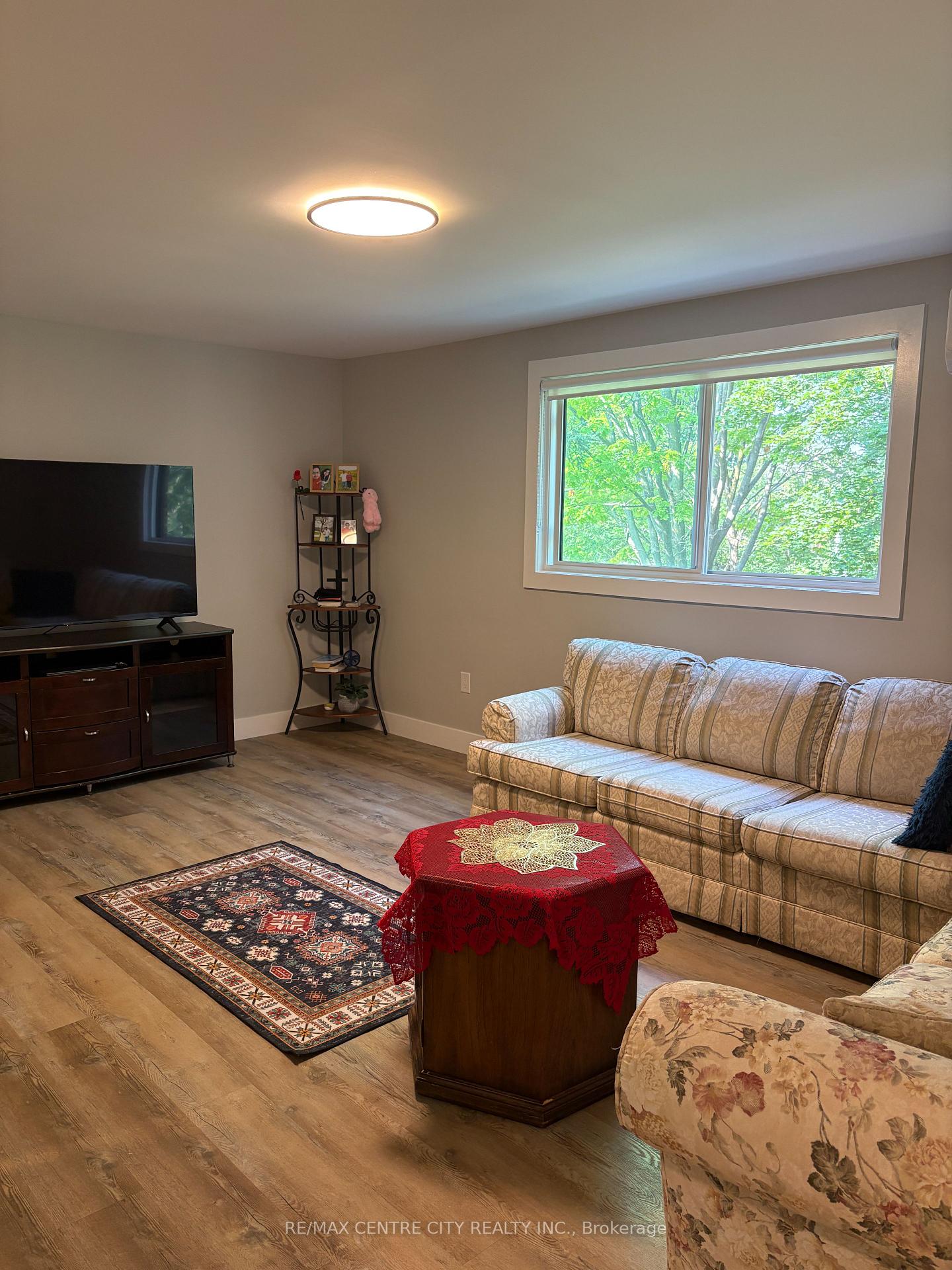 Photo 11 of Unit 9, 400 Scenic Drive S, London, South J — HOMEH