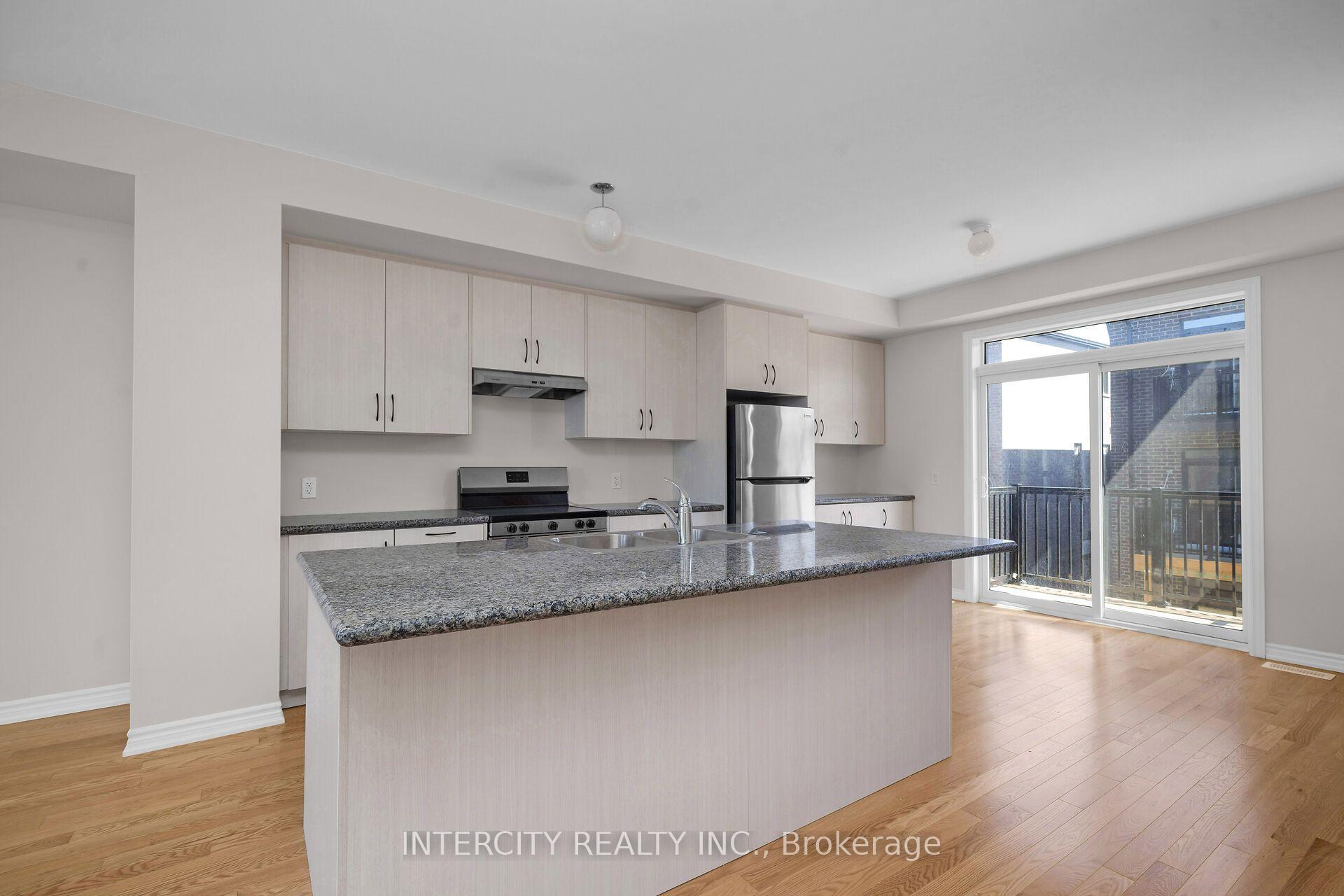 Photo 6 of 7 Drainie Street, Vaughan, Elder Mills — HOMEH