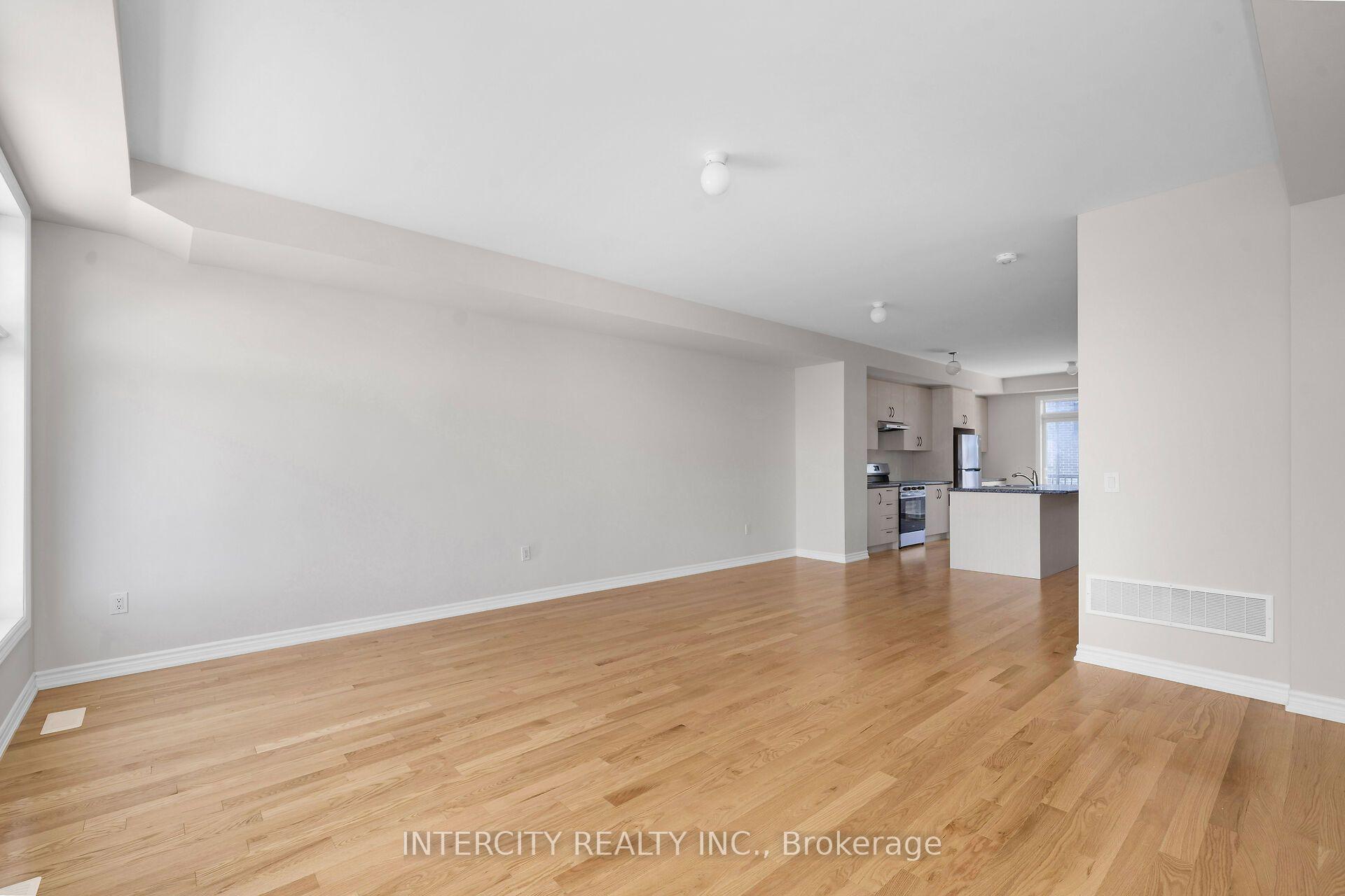 Photo 11 of 7 Drainie Street, Vaughan, Elder Mills — HOMEH