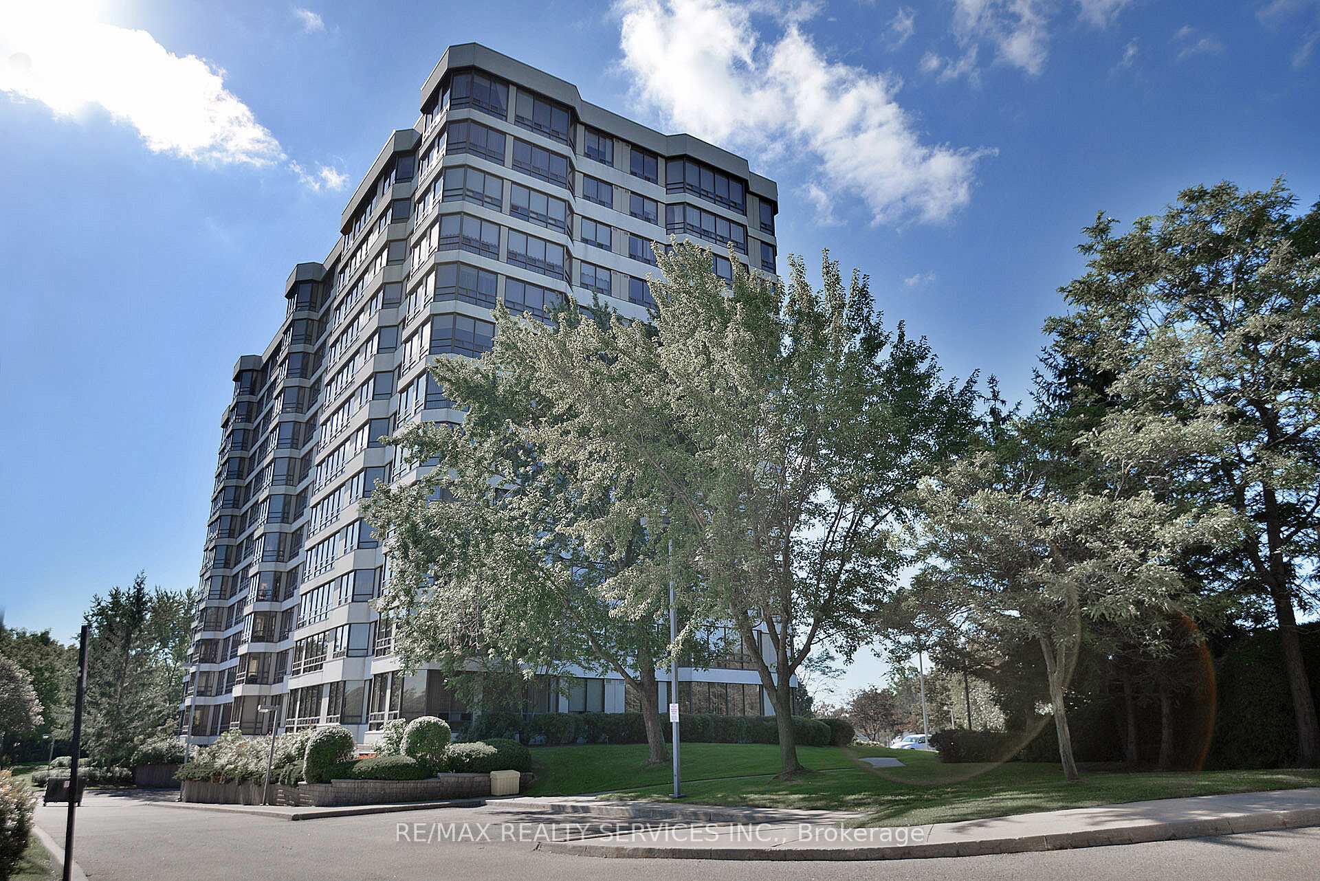 Photo 2 of Unit 402, 330 Mill Street S, Brampton, Brampton South — HOMEH