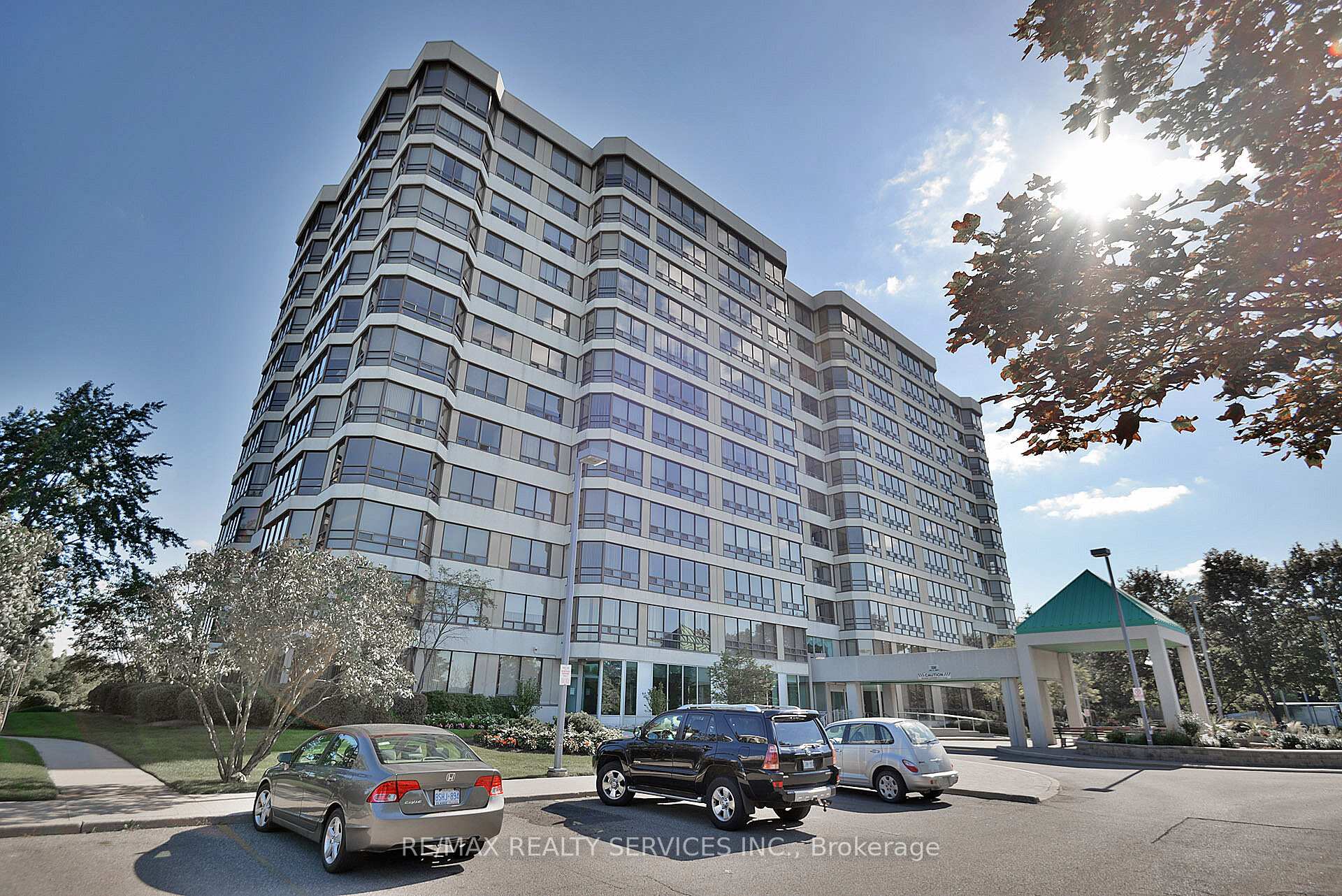 Photo 3 of Unit 402, 330 Mill Street S, Brampton, Brampton South — HOMEH