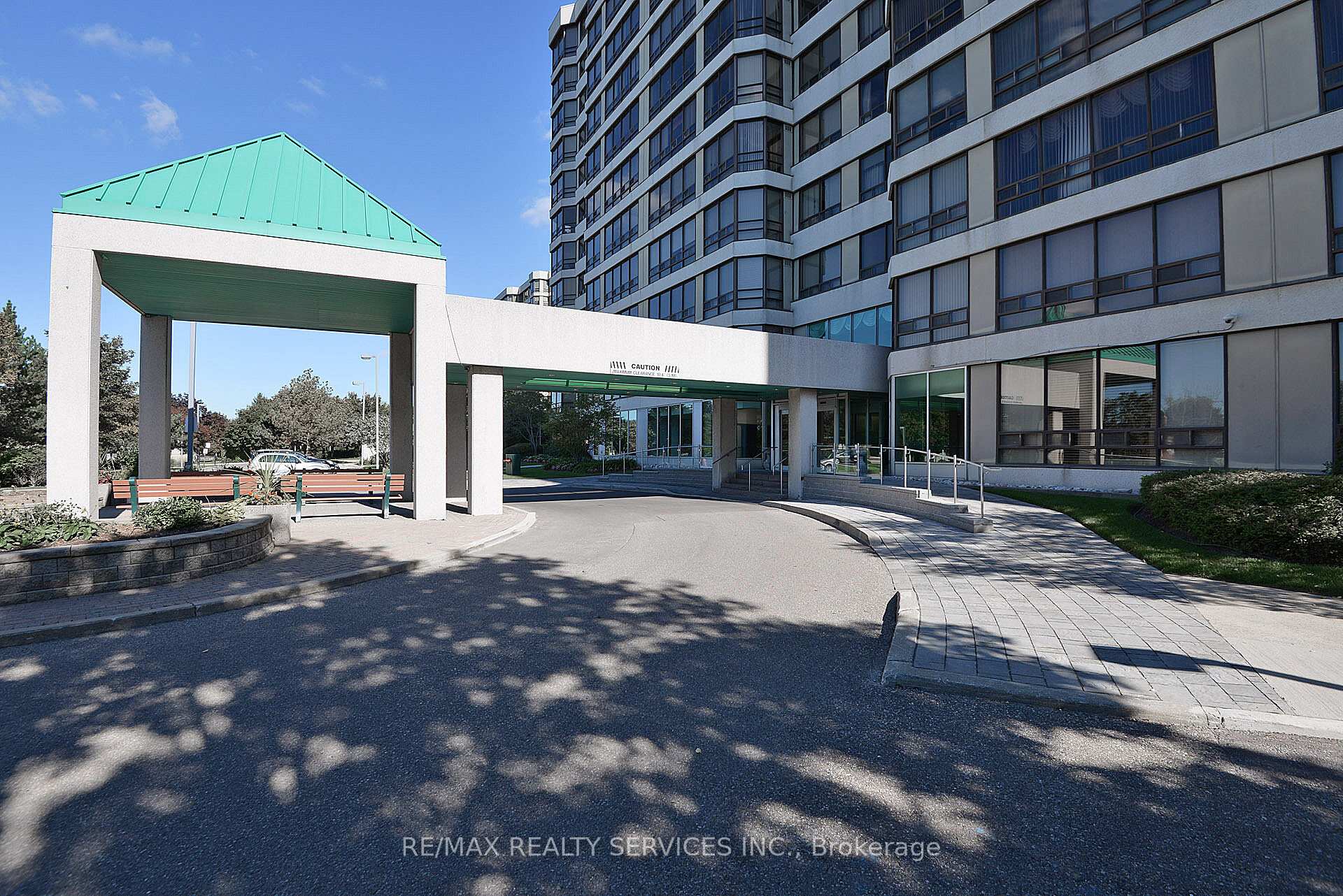 Photo 5 of Unit 402, 330 Mill Street S, Brampton, Brampton South — HOMEH