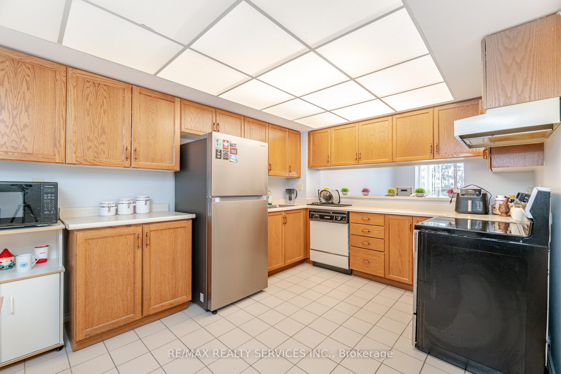 Photo 10 of Unit 402, 330 Mill Street S, Brampton, Brampton South — HOMEH