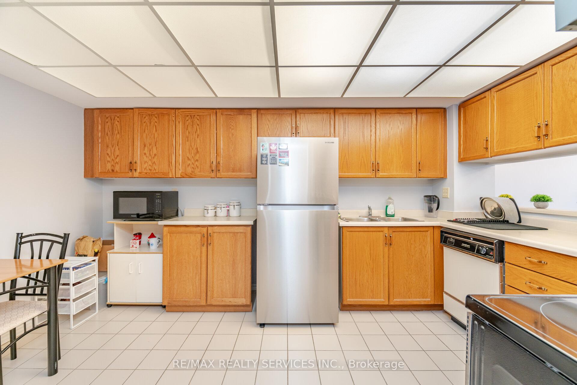 Photo 12 of Unit 402, 330 Mill Street S, Brampton, Brampton South — HOMEH