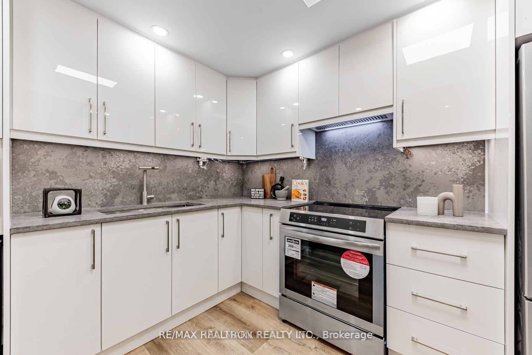 Photo 8 of Unit 321, 333 Clark Avenue W, Vaughan, Crestwood-Springfarm-Yorkhill — HOMEH