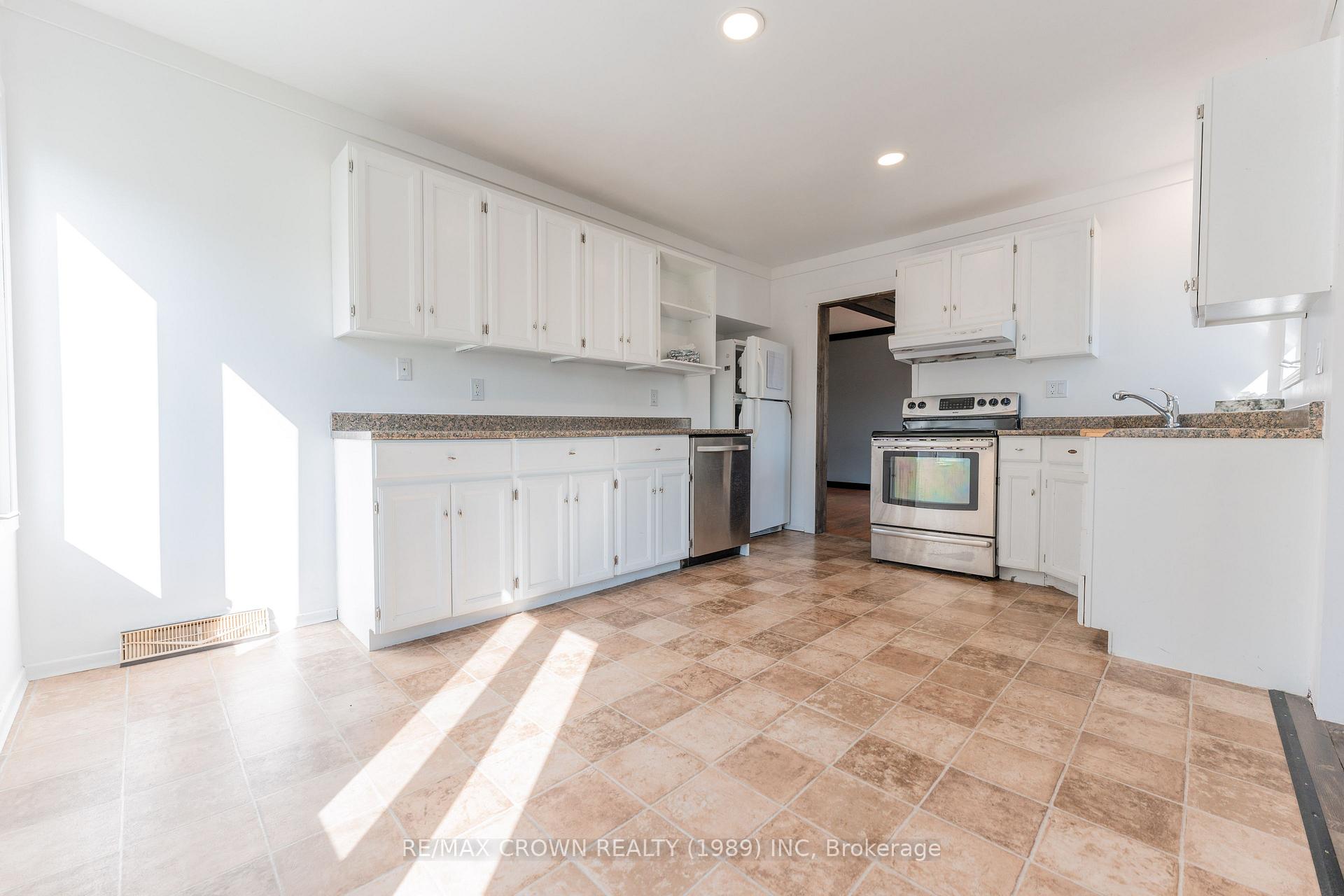 Photo 10 of 40 Bowman Avenue, Kapuskasing — HOMEH