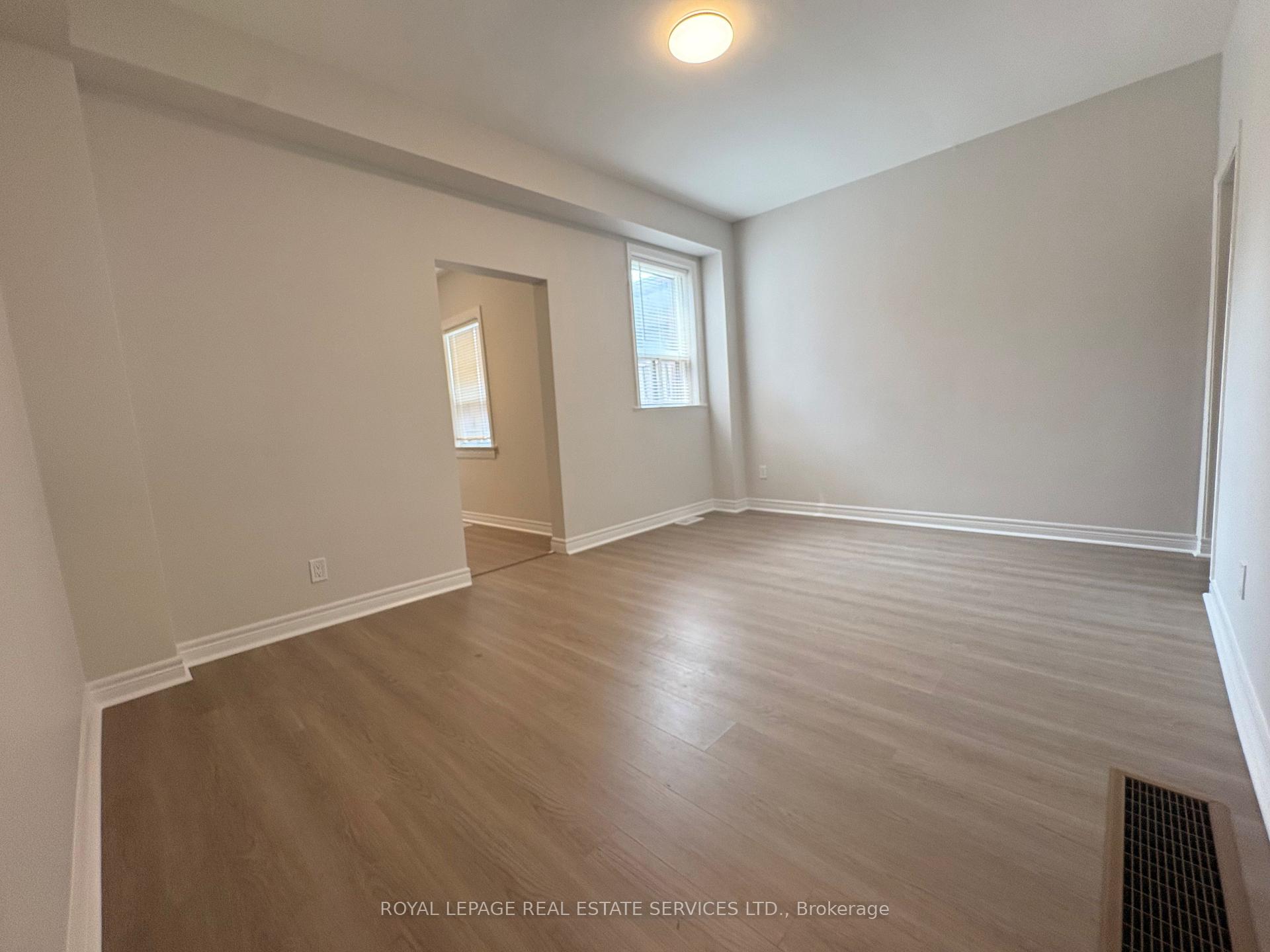 Photo 4 of 5 Henderson Avenue, Toronto, Trinity-Bellwoods — HOMEH