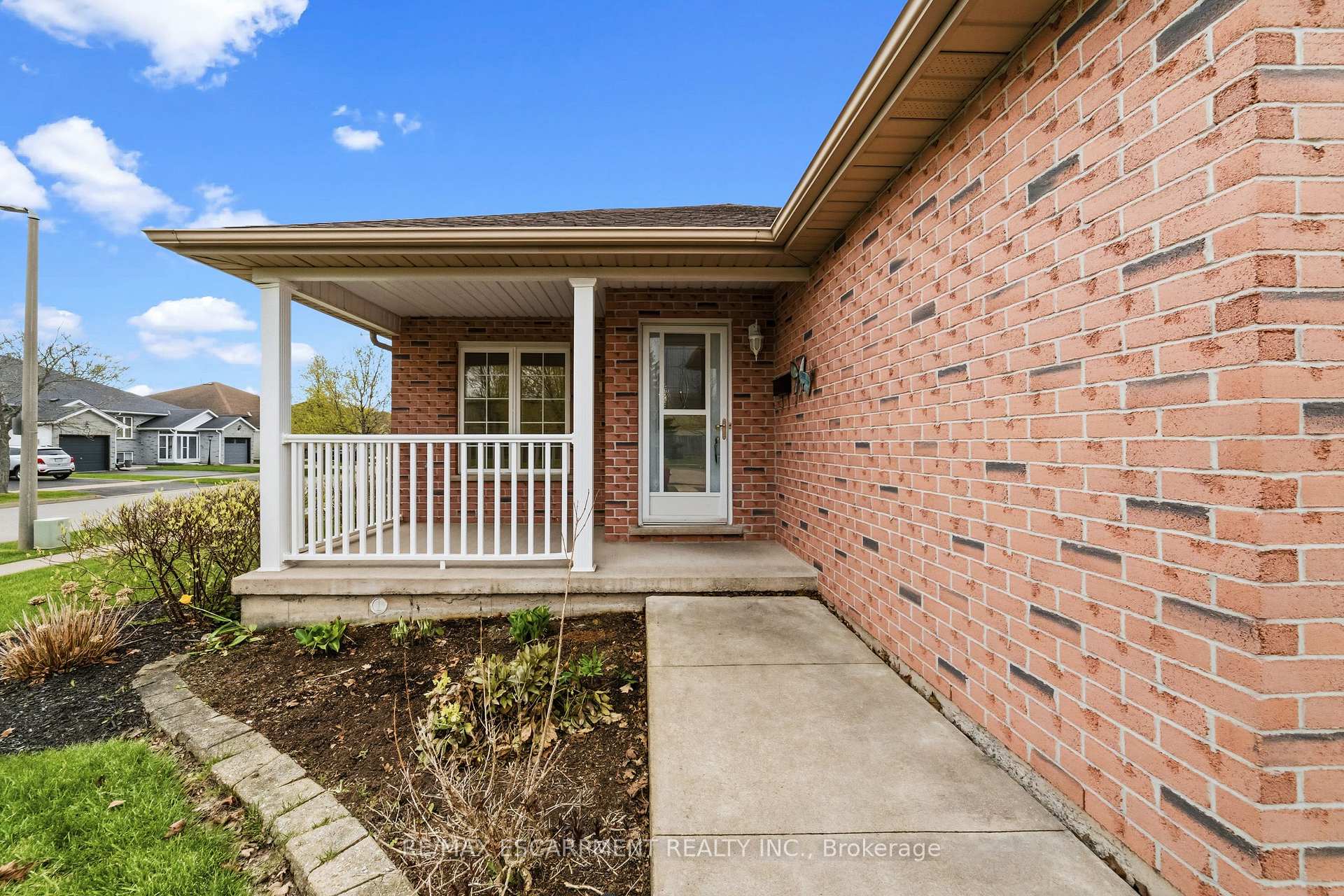 Photo 4 of 296 Autumn Crescent, Welland, West Welland — HOMEH