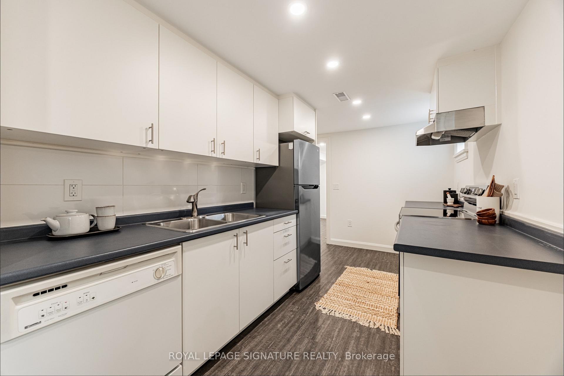 Photo 5 of Unit B, 54 Pasadena Gardens, Toronto, Lambton Baby Point — HOMEH