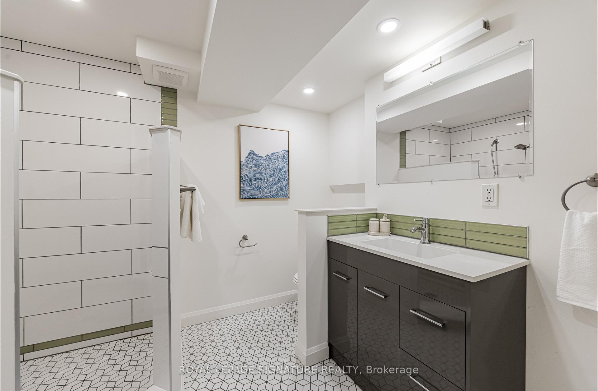 Photo 8 of Unit B, 54 Pasadena Gardens, Toronto, Lambton Baby Point — HOMEH