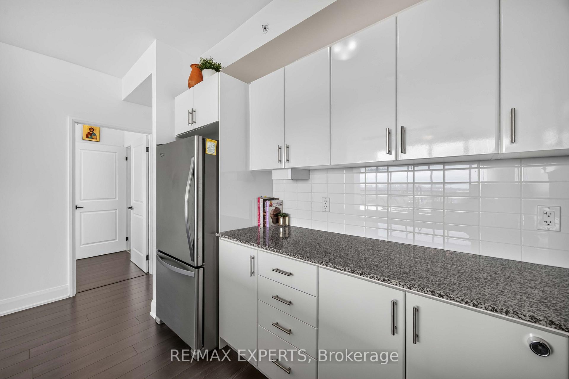 Photo 11 of Unit 902, 2900 Highway 7 Road, Vaughan, Concord — HOMEH