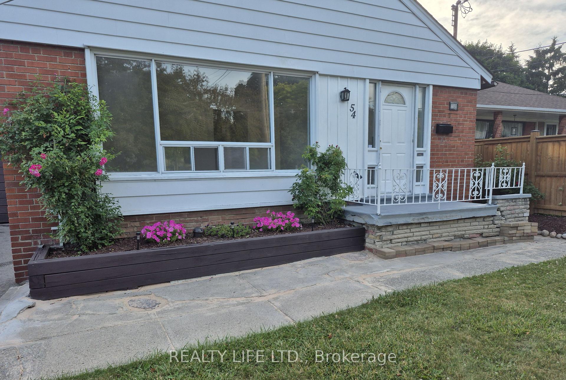 Photo 2 of 54 Garside Crescent, North York, Brookhaven-Amesbury — HOMEH