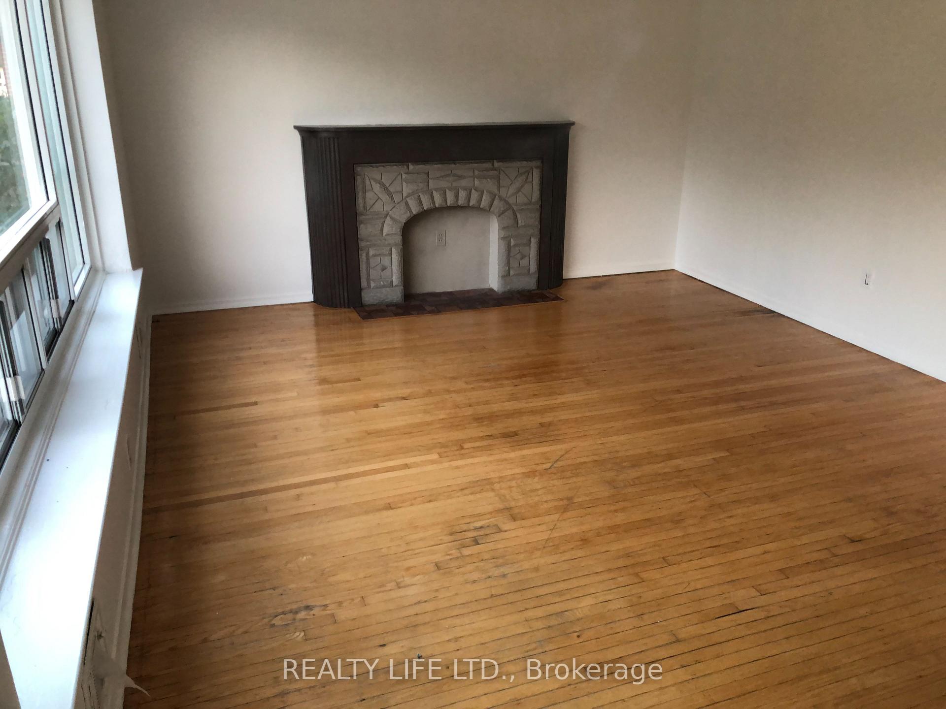 Photo 3 of 54 Garside Crescent, North York, Brookhaven-Amesbury — HOMEH