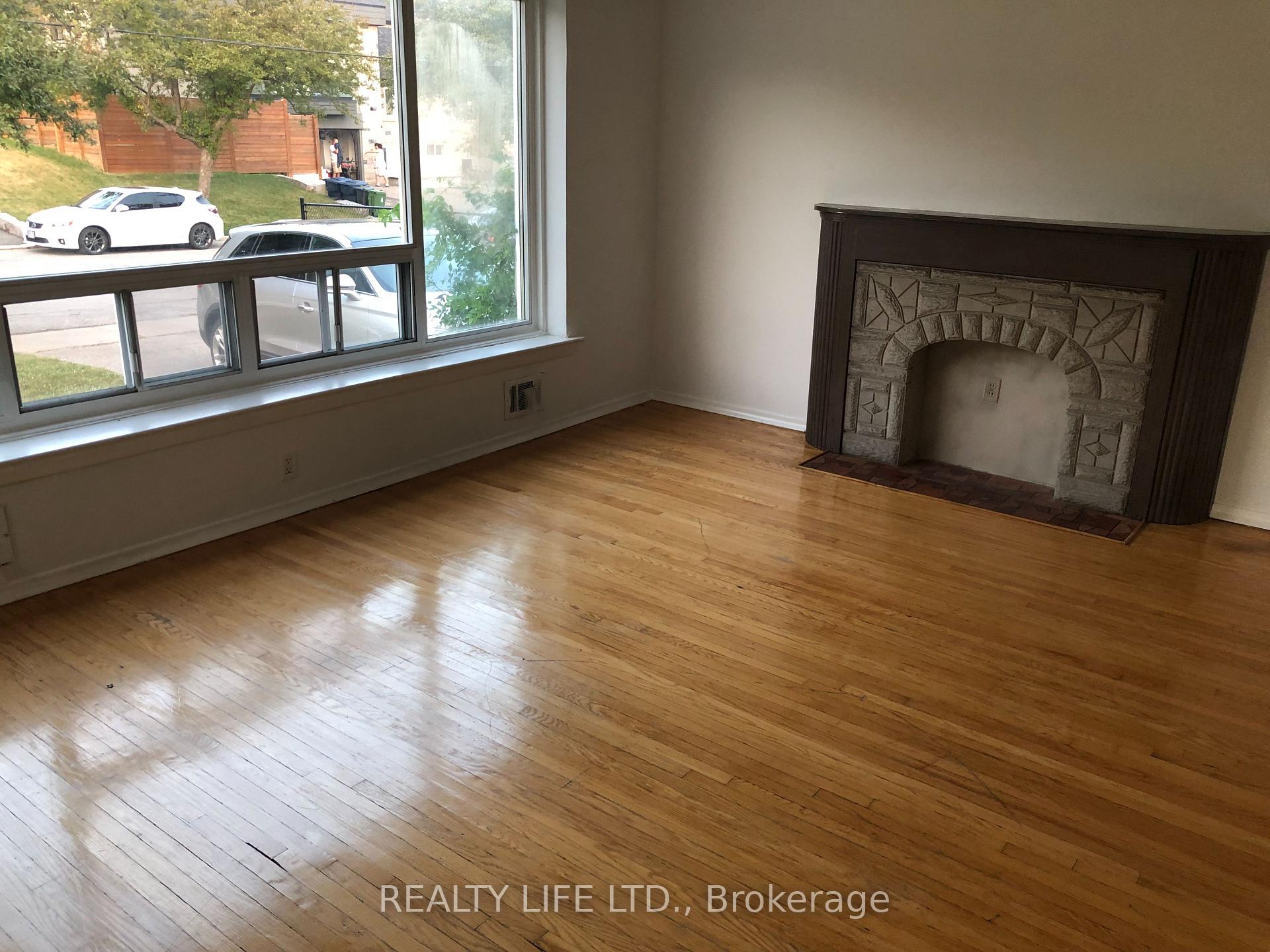 Photo 4 of 54 Garside Crescent, North York, Brookhaven-Amesbury — HOMEH