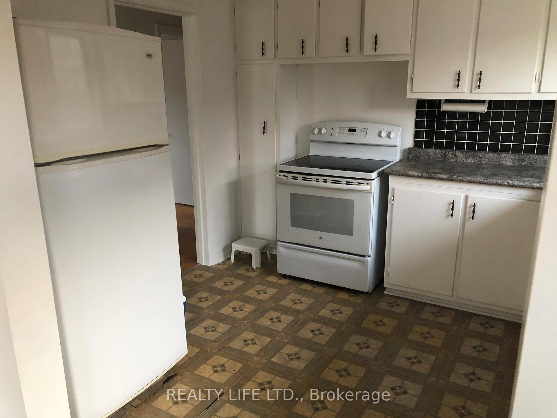 Photo 8 of 54 Garside Crescent, North York, Brookhaven-Amesbury — HOMEH