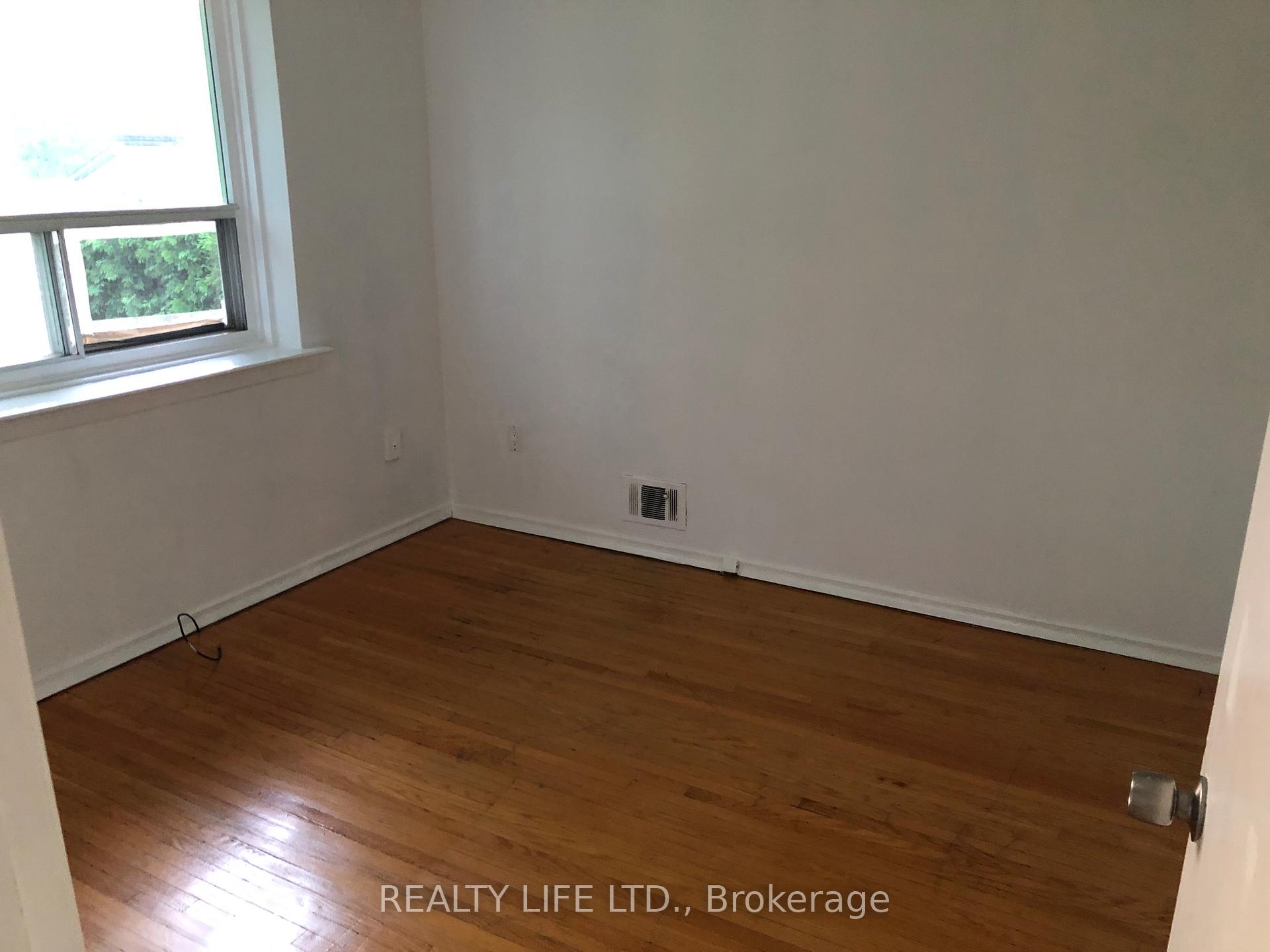 Photo 10 of 54 Garside Crescent, North York, Brookhaven-Amesbury — HOMEH