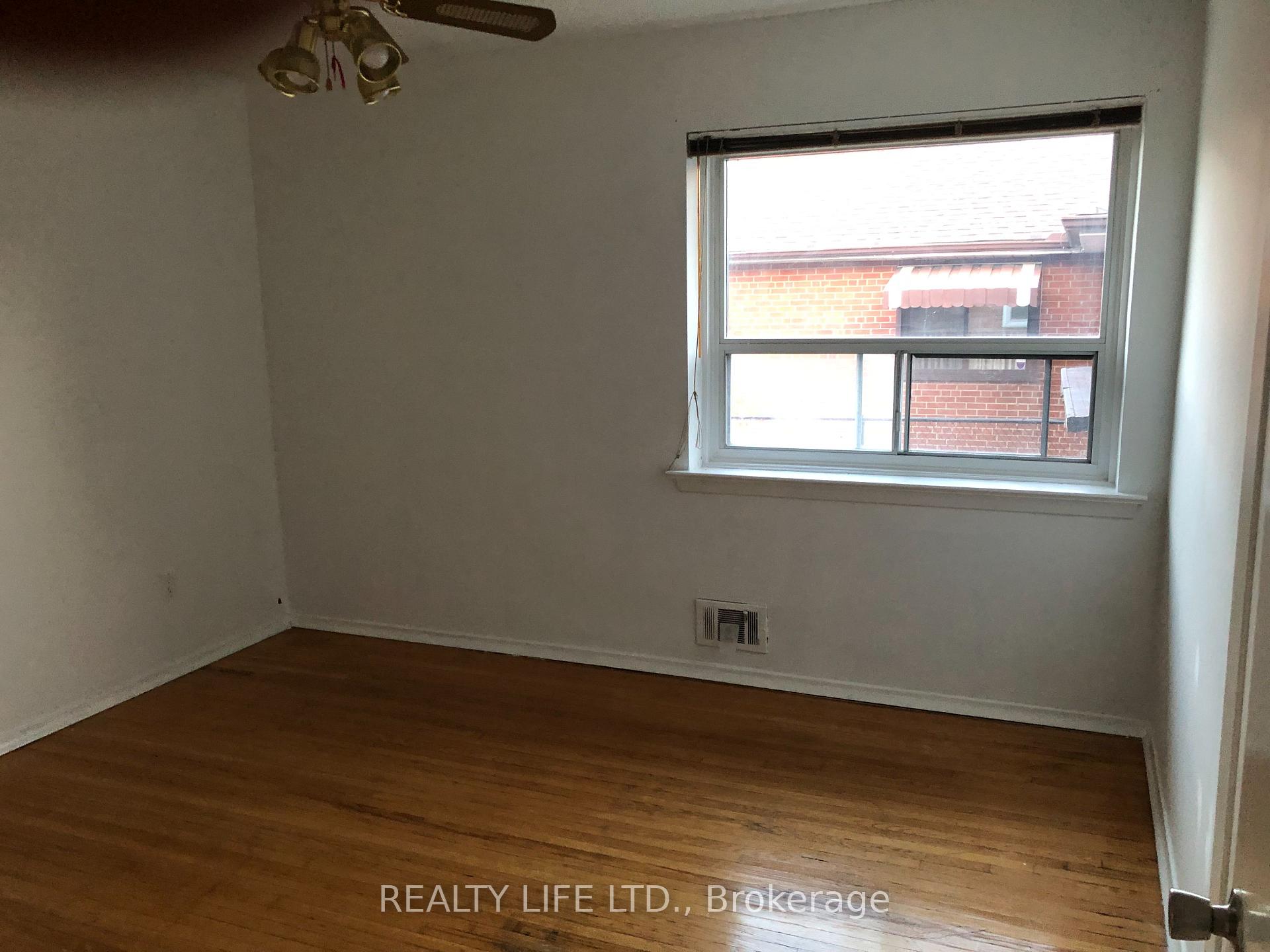 Photo 11 of 54 Garside Crescent, North York, Brookhaven-Amesbury — HOMEH