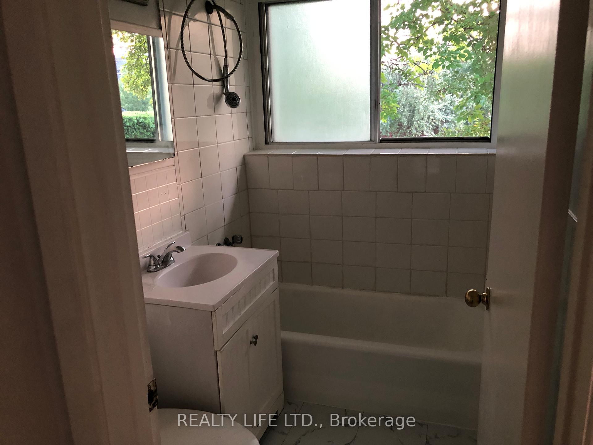 Photo 12 of 54 Garside Crescent, North York, Brookhaven-Amesbury — HOMEH