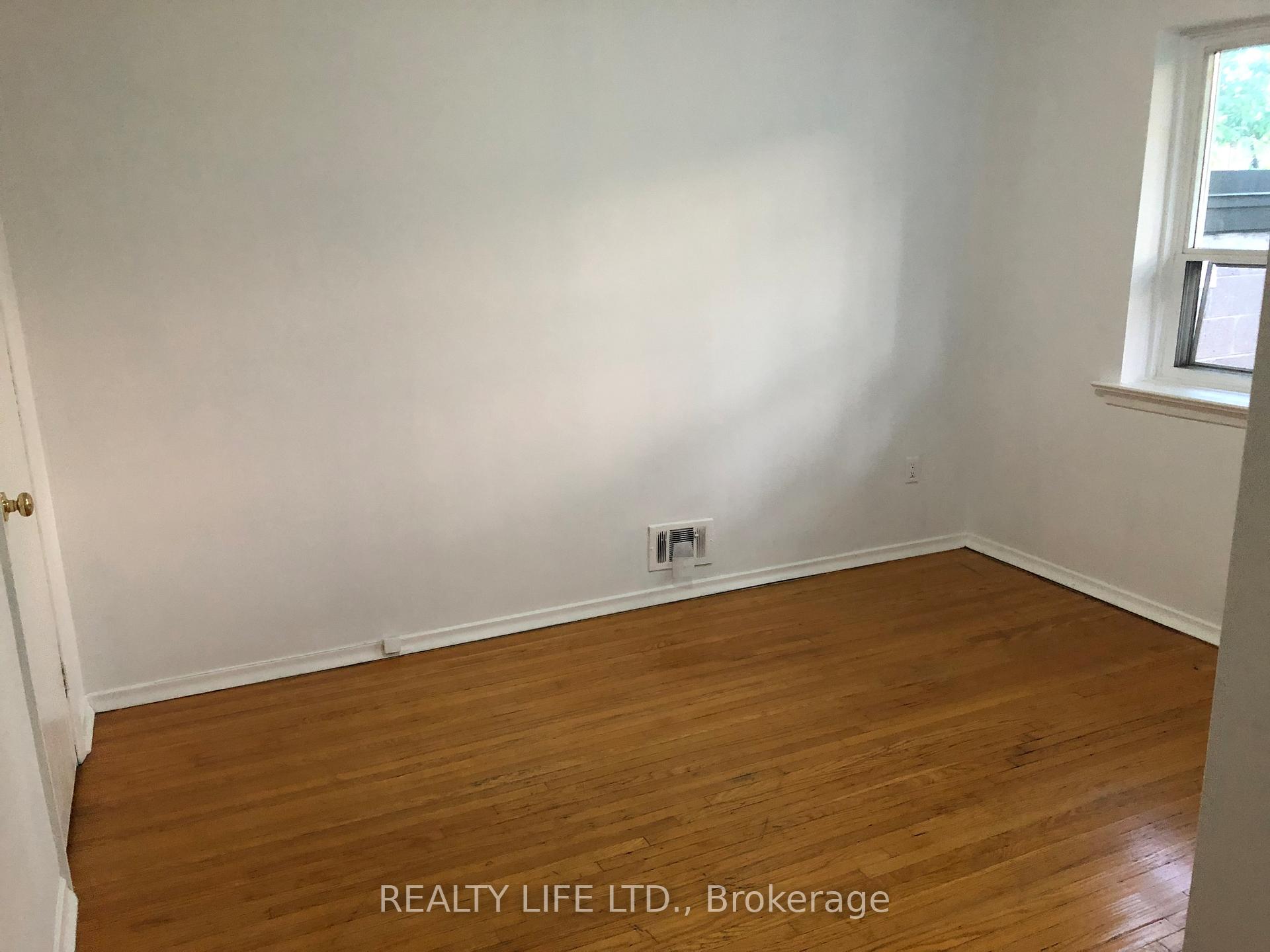 Photo 13 of 54 Garside Crescent, North York, Brookhaven-Amesbury — HOMEH