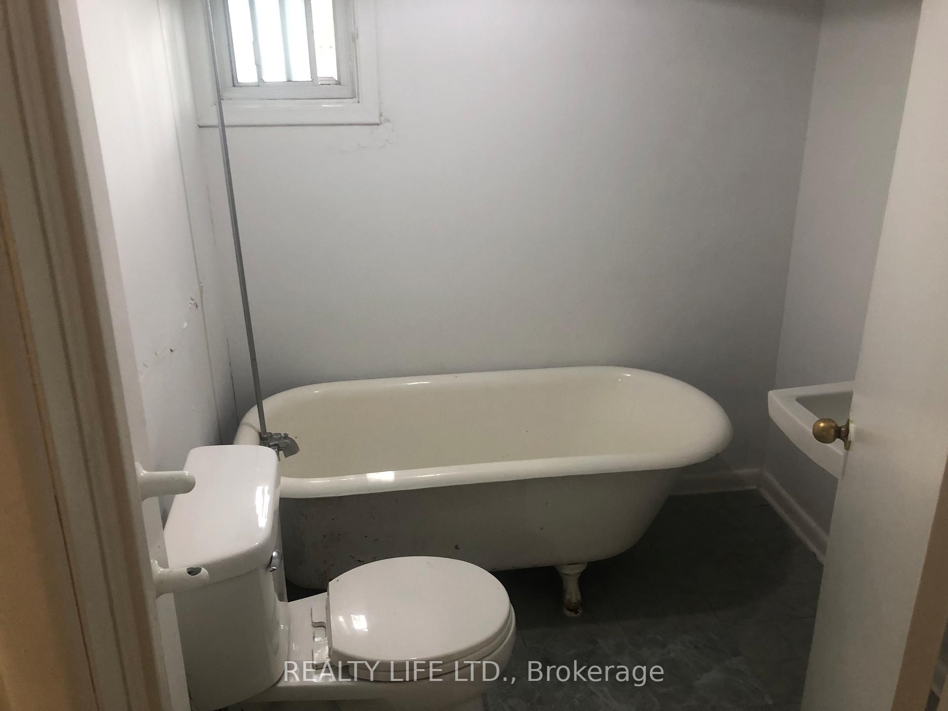 Photo 17 of 54 Garside Crescent, North York, Brookhaven-Amesbury — HOMEH