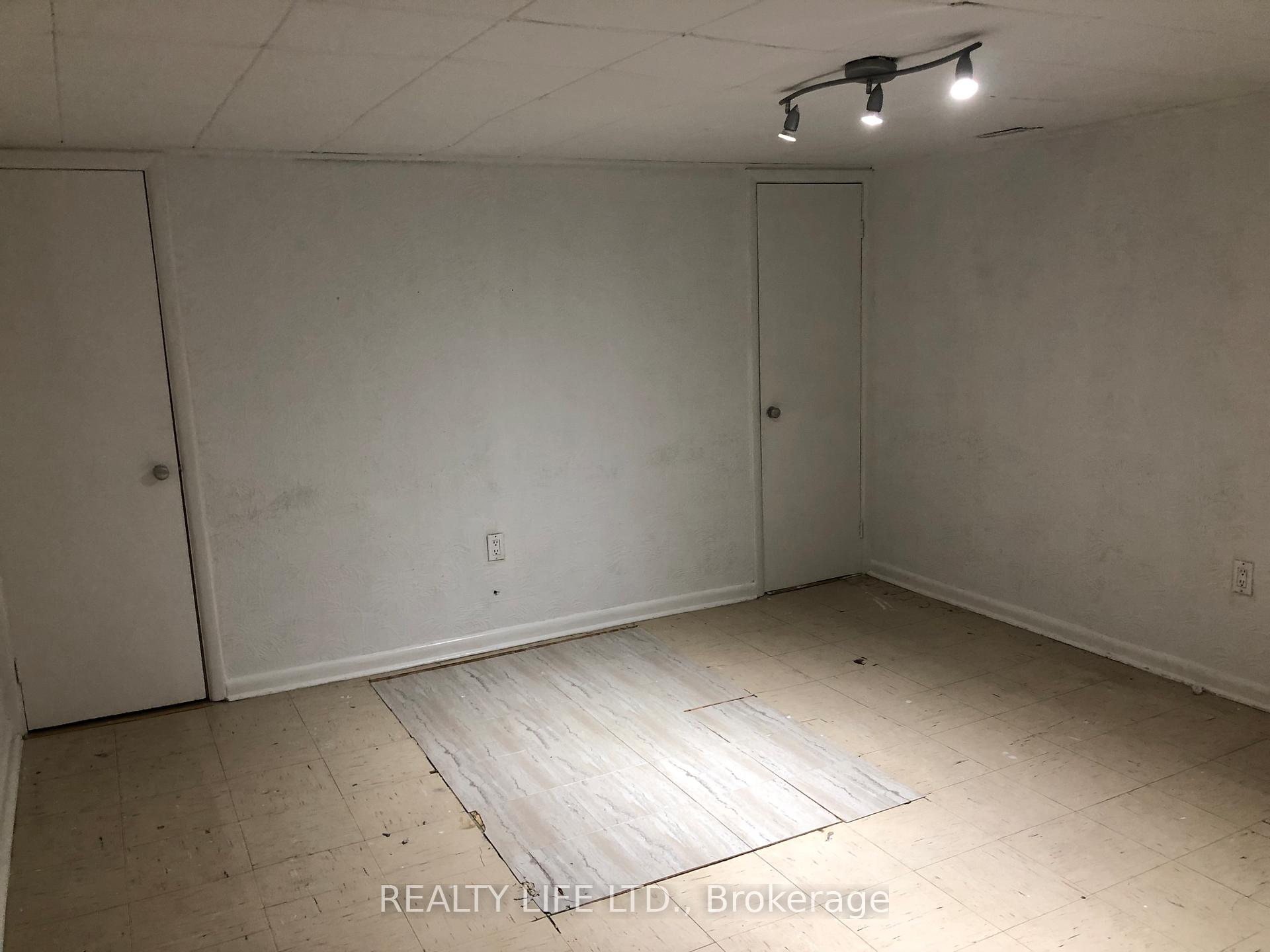 Photo 18 of 54 Garside Crescent, North York, Brookhaven-Amesbury — HOMEH