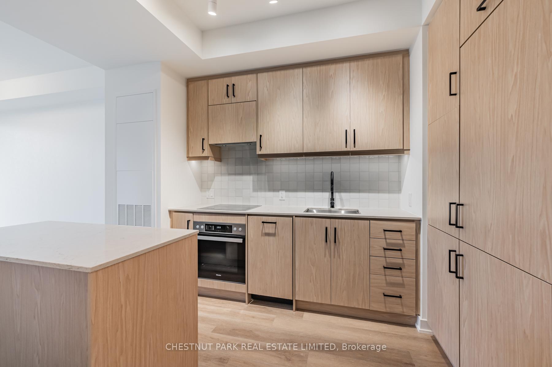 Photo 9 of Unit 915, 9 Tecumseth Street, Toronto, Niagara — HOMEH