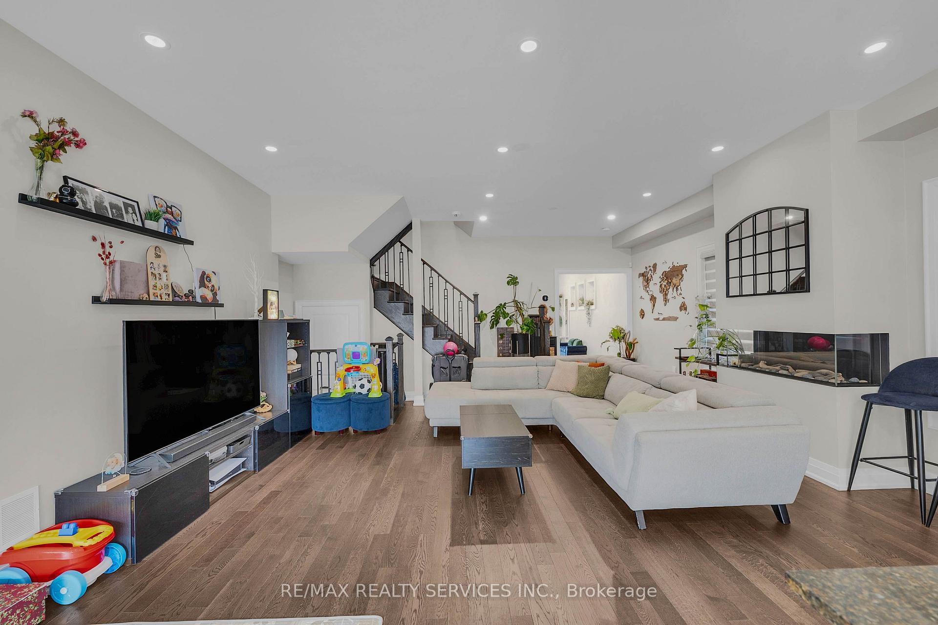 Photo 8 of 6 Lollard Way, Brampton, Bram West — HOMEH