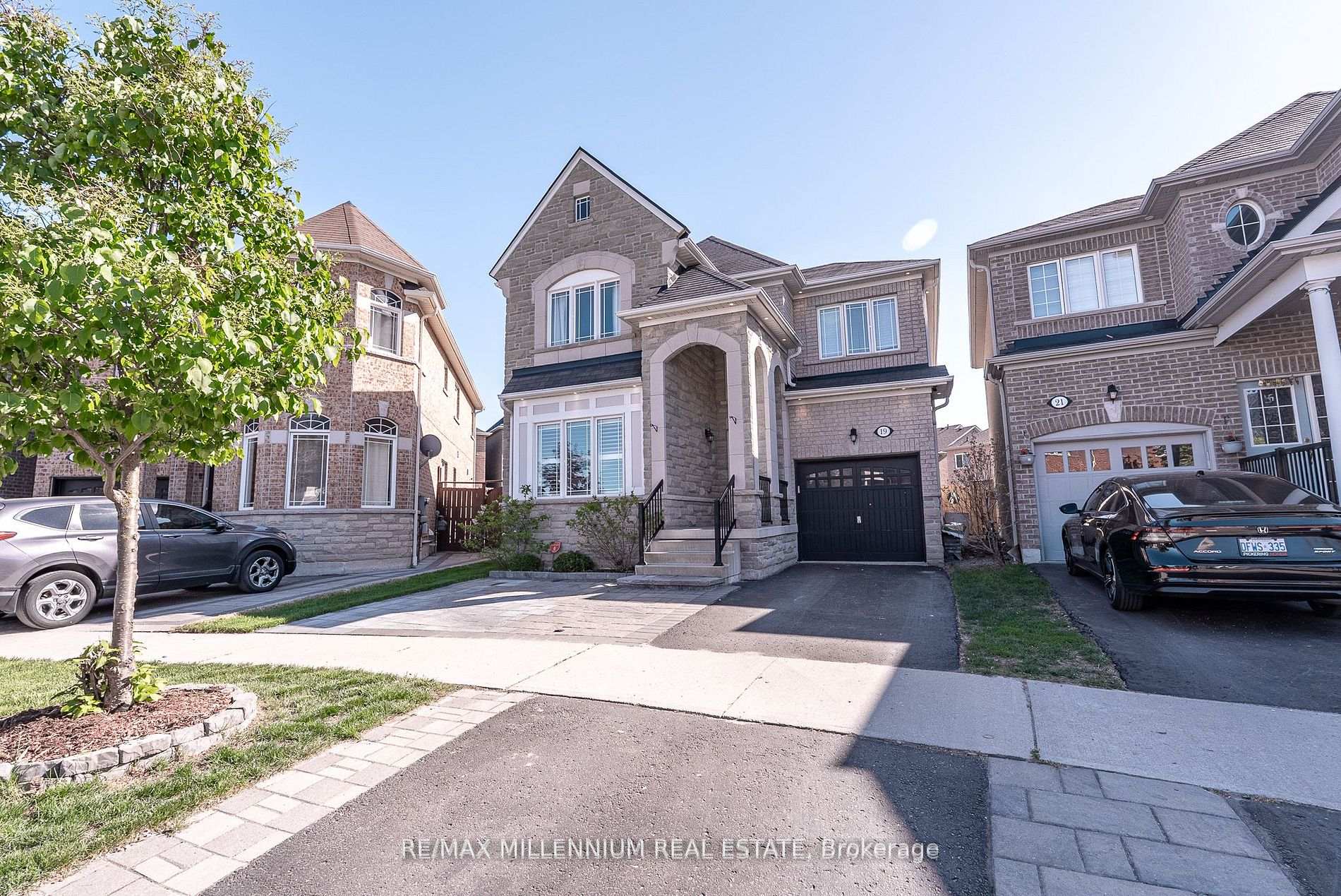 Photo 3 of 19 Bellotti Crescent, Ajax, Northeast Ajax — HOMEH