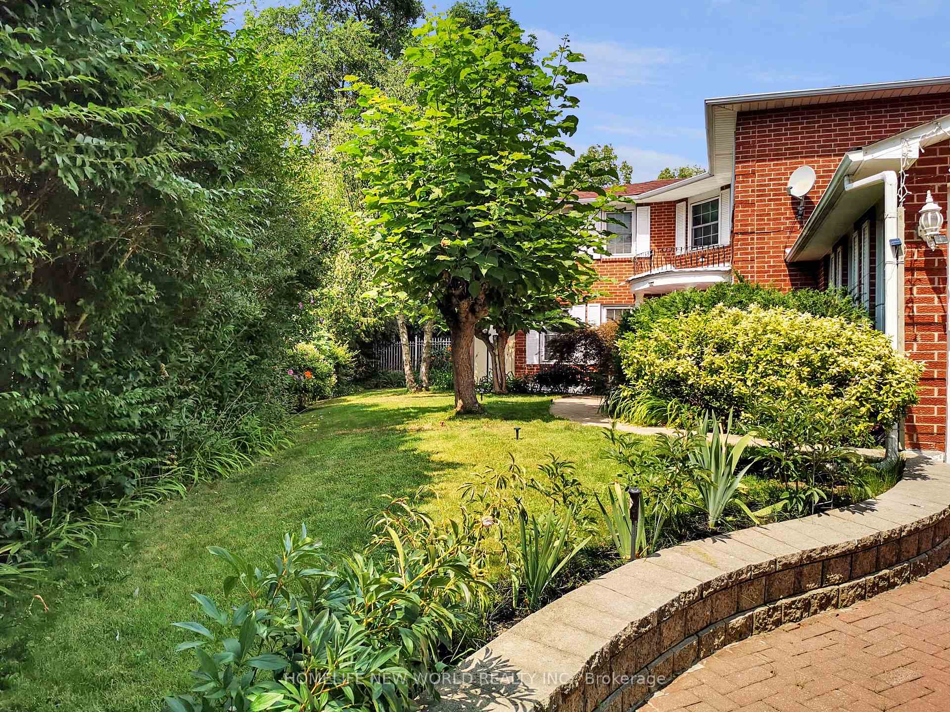 Photo 4 of 14 Madrid Crescent, Brampton, Central Park — HOMEH