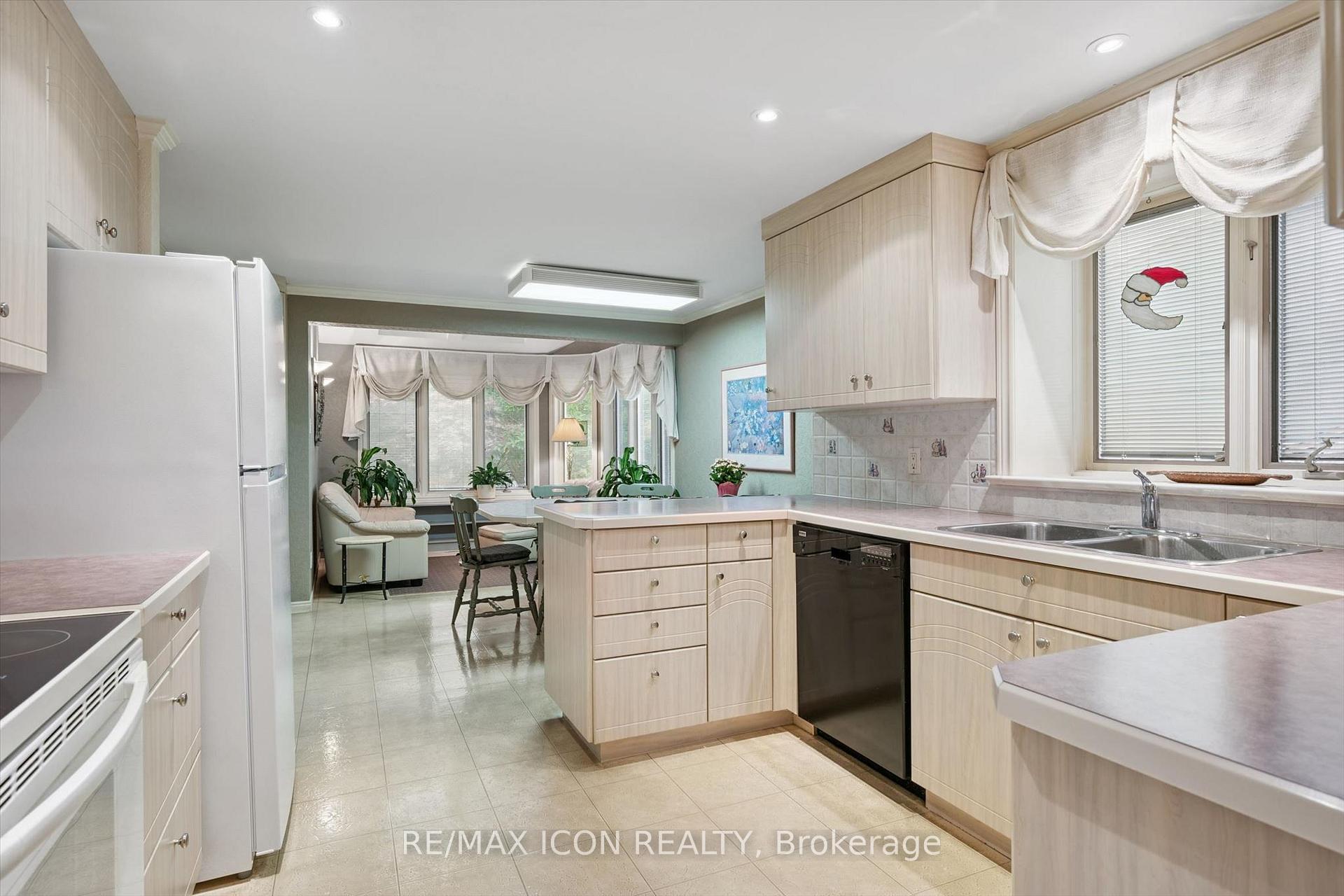 Photo 12 of 30 Shuh Avenue, Kitchener, Stanley Park — HOMEH