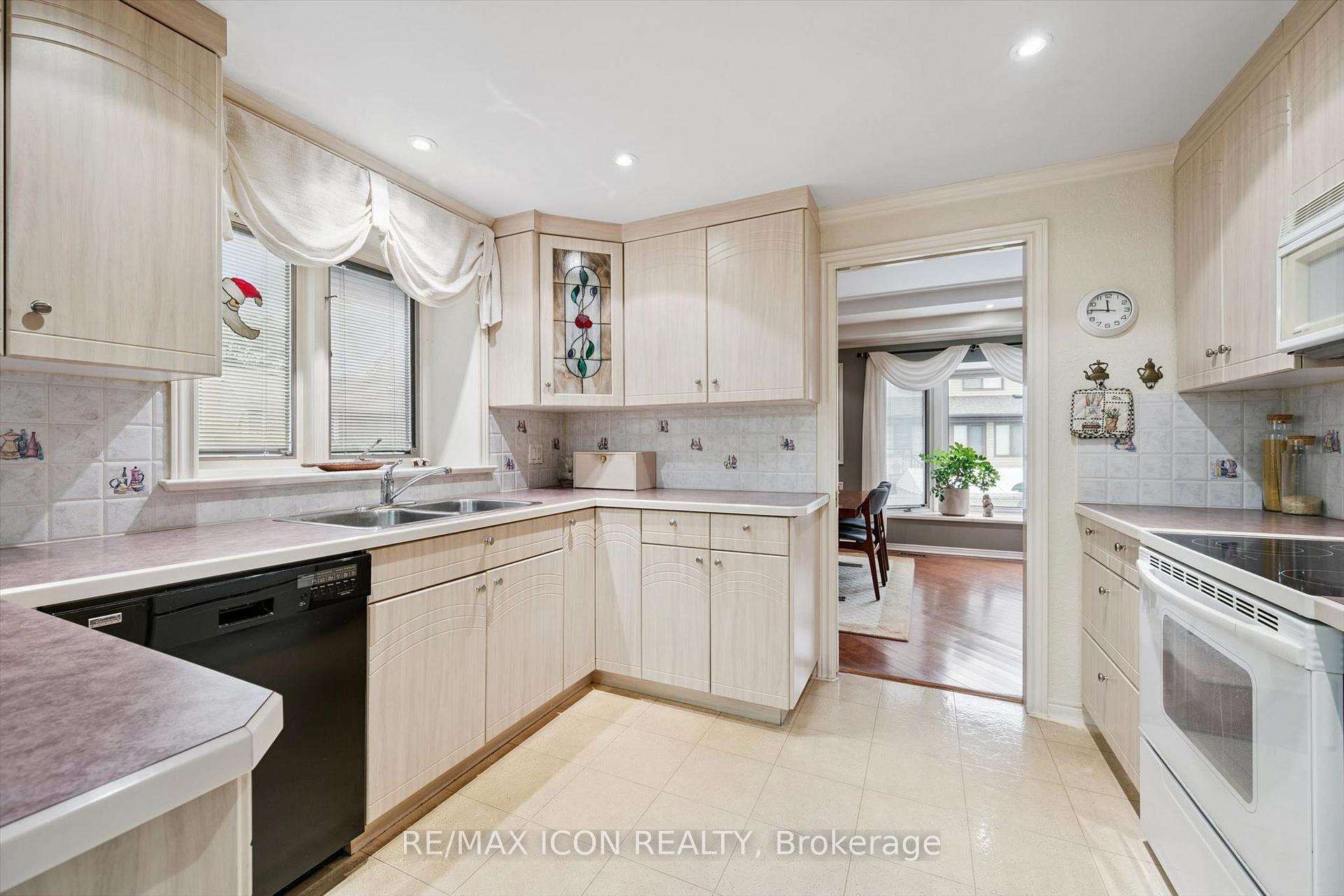 Photo 14 of 30 Shuh Avenue, Kitchener, Stanley Park — HOMEH