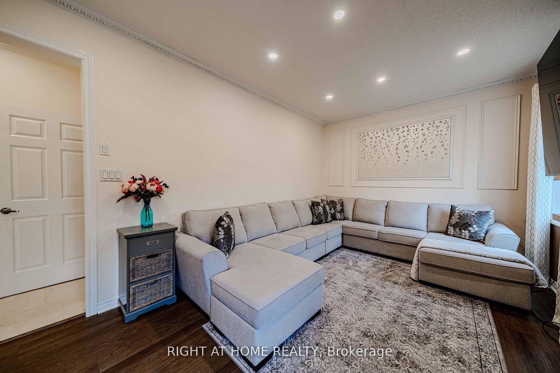 Photo 8 of 111 Forecastle Road, Vaughan, Patterson — HOMEH