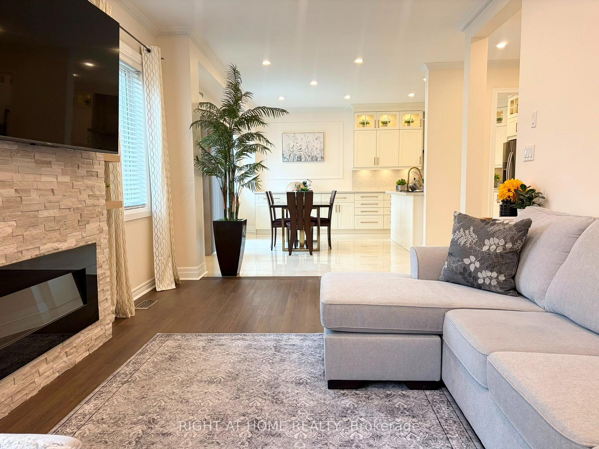 Photo 9 of 111 Forecastle Road, Vaughan, Patterson — HOMEH