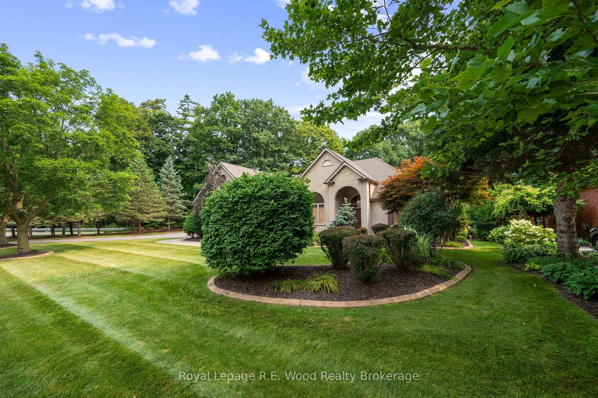 Photo 3 of 2 Whispering Pine Lane, Tillsonburg — HOMEH