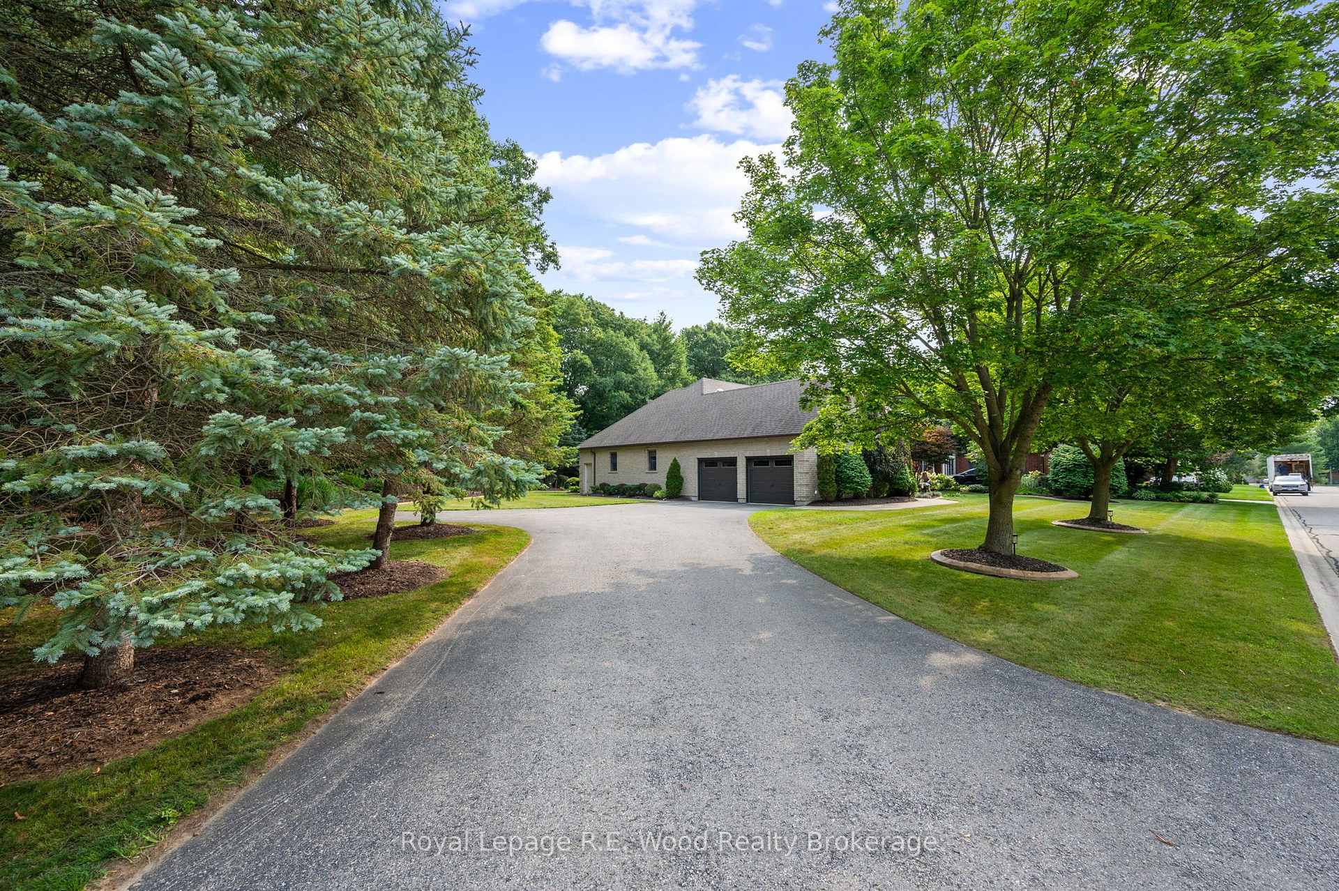 Photo 4 of 2 Whispering Pine Lane, Tillsonburg — HOMEH