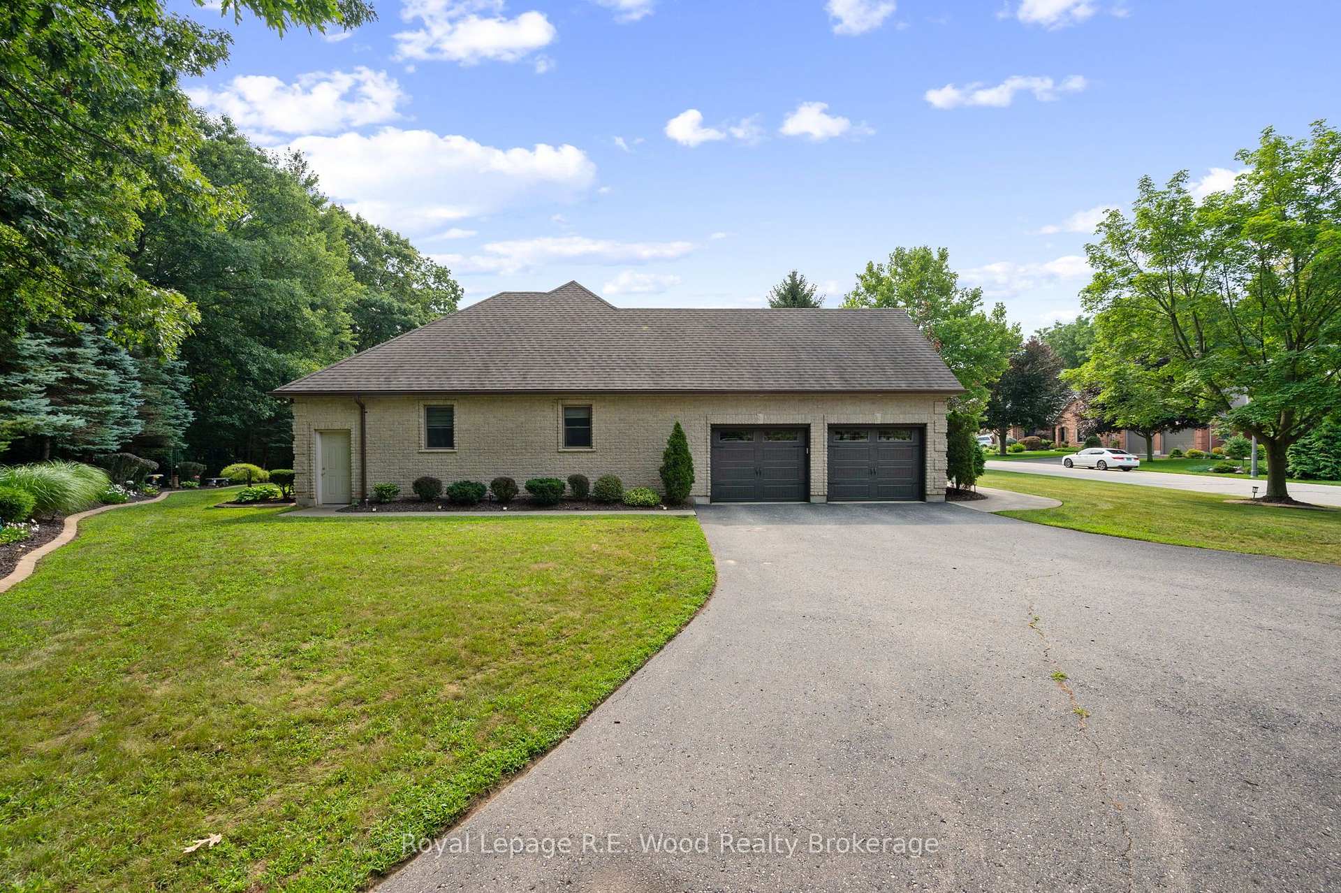 Photo 5 of 2 Whispering Pine Lane, Tillsonburg — HOMEH