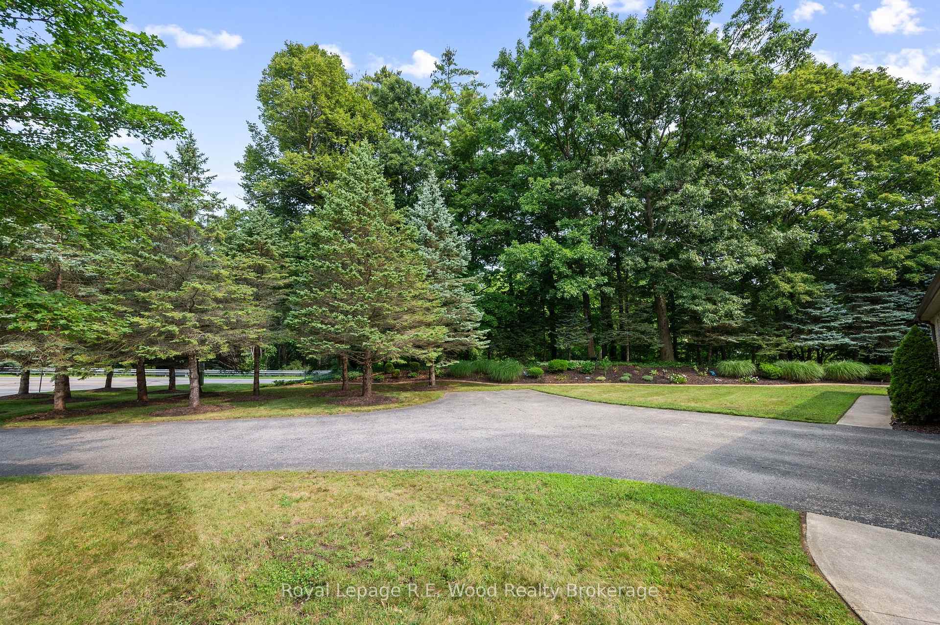 Photo 6 of 2 Whispering Pine Lane, Tillsonburg — HOMEH