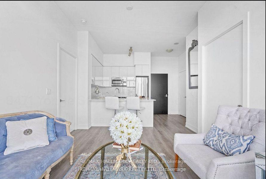 Front of Unit 718, 9471 Yonge Street