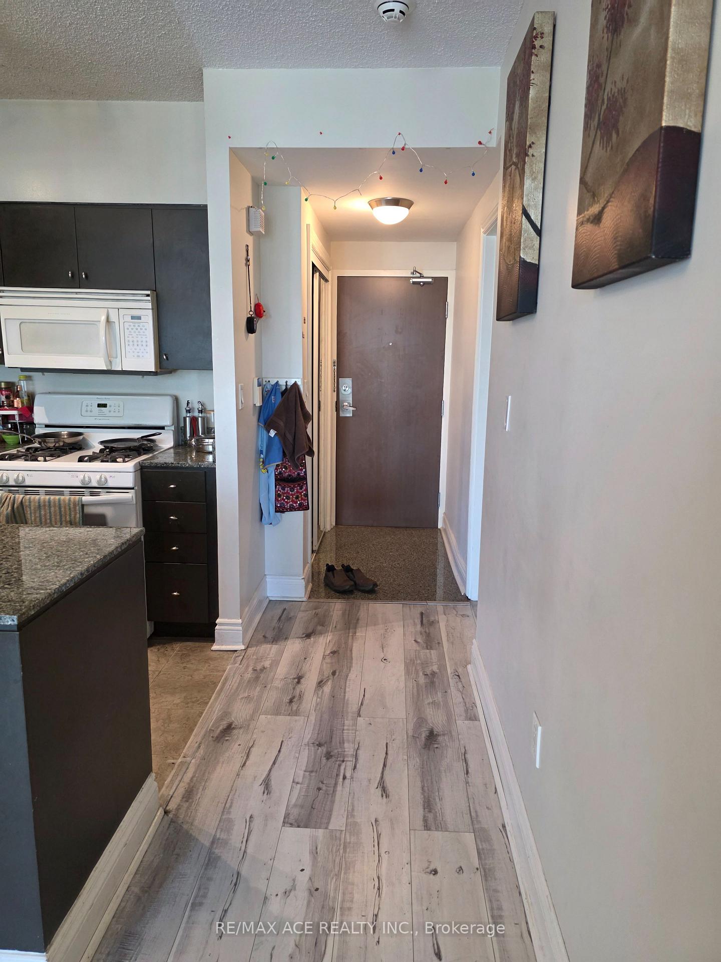 Photo 2 of Unit 1801, 35 Mariner Terrace, Toronto, Waterfront Communities — HOMEH