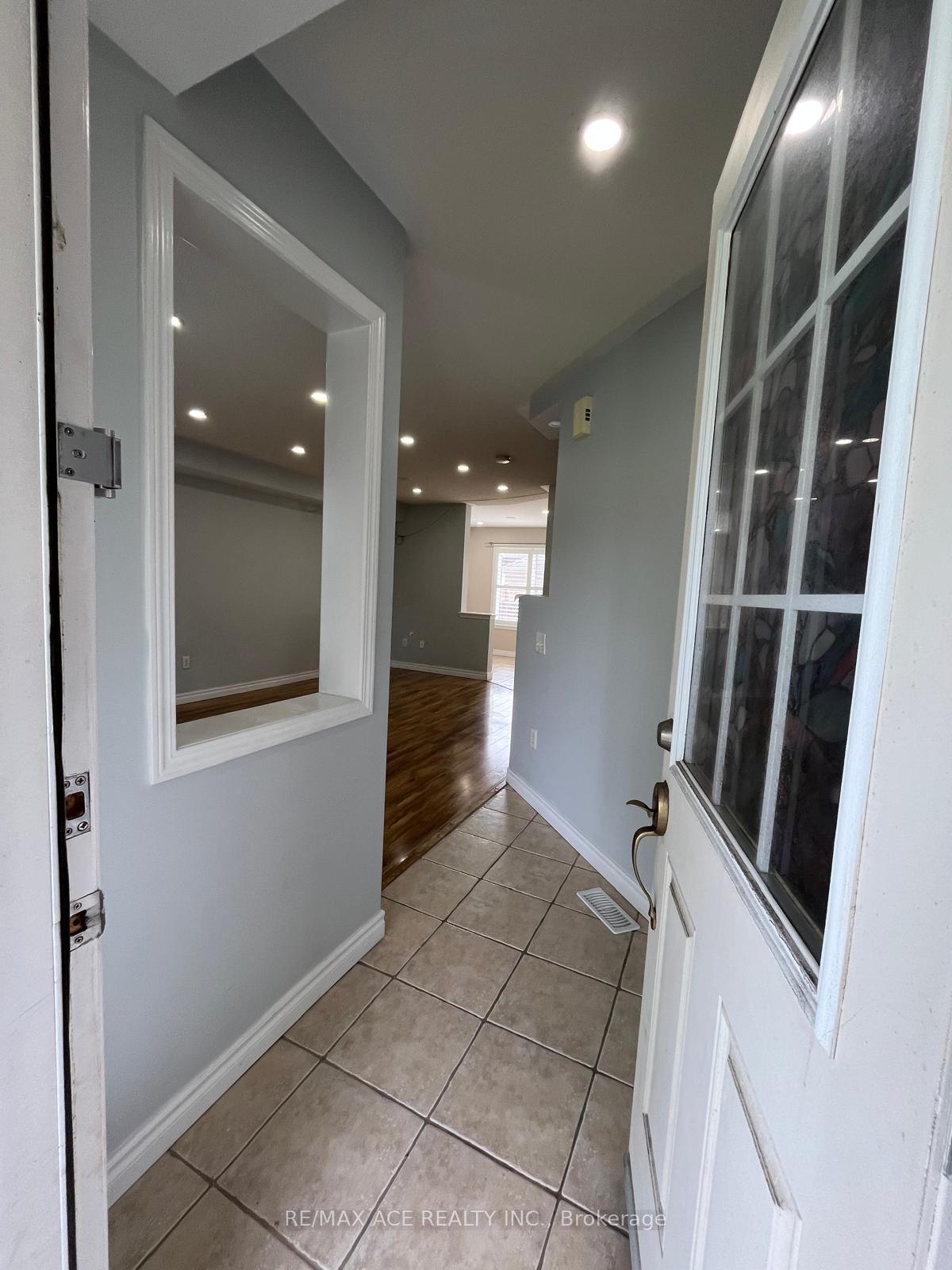 Photo 2 of 46 Gas Lamp Lane, Markham, Cornell — HOMEH