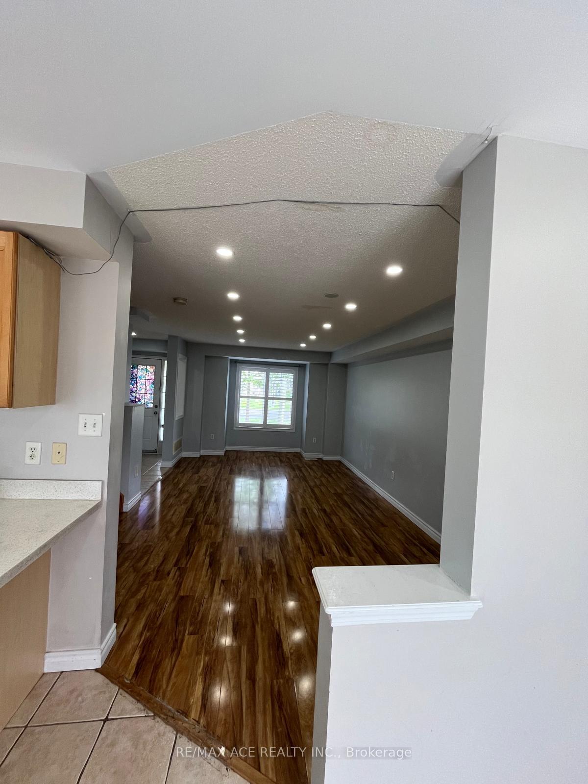 Photo 4 of 46 Gas Lamp Lane, Markham, Cornell — HOMEH
