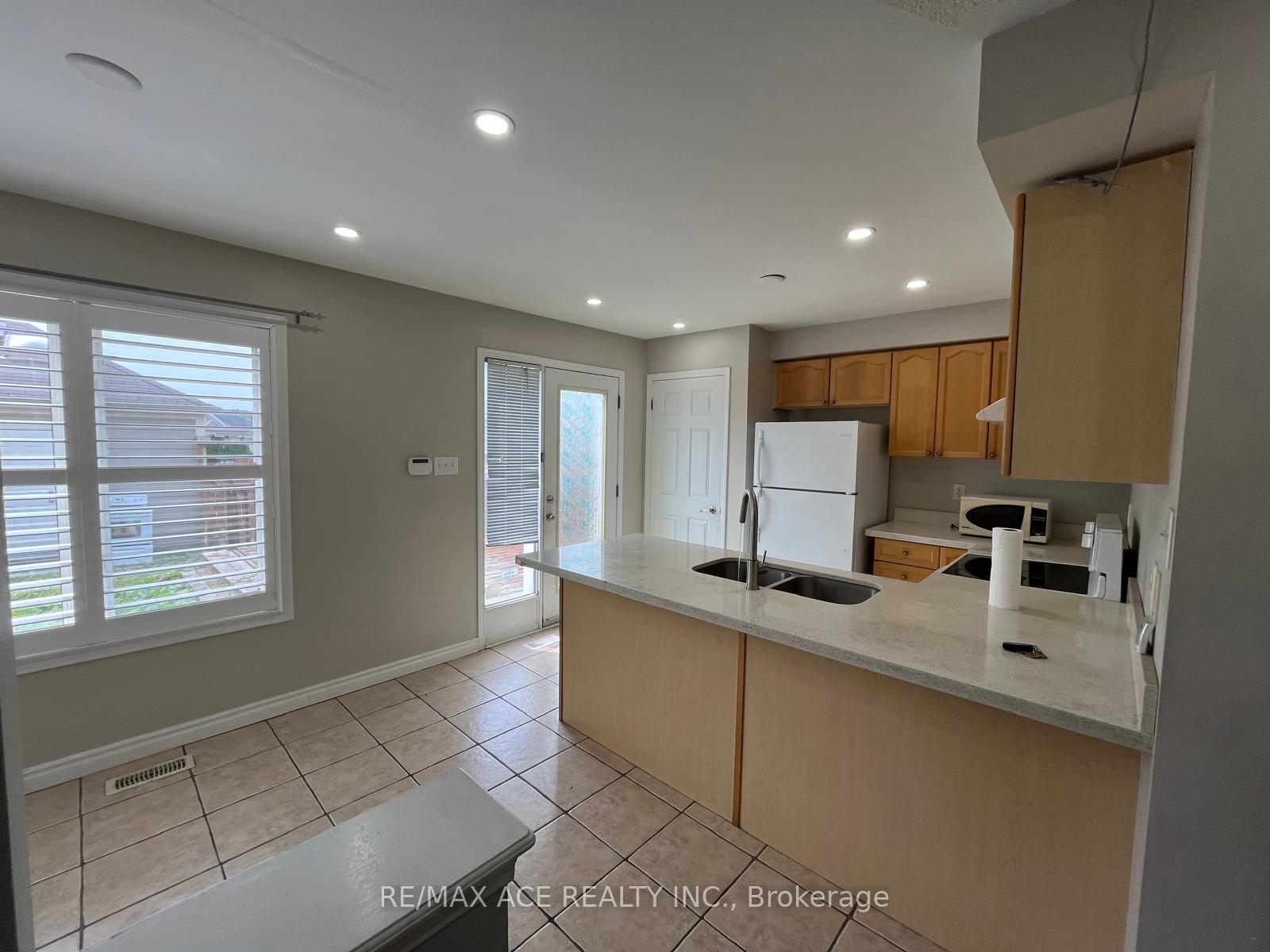 Photo 5 of 46 Gas Lamp Lane, Markham, Cornell — HOMEH