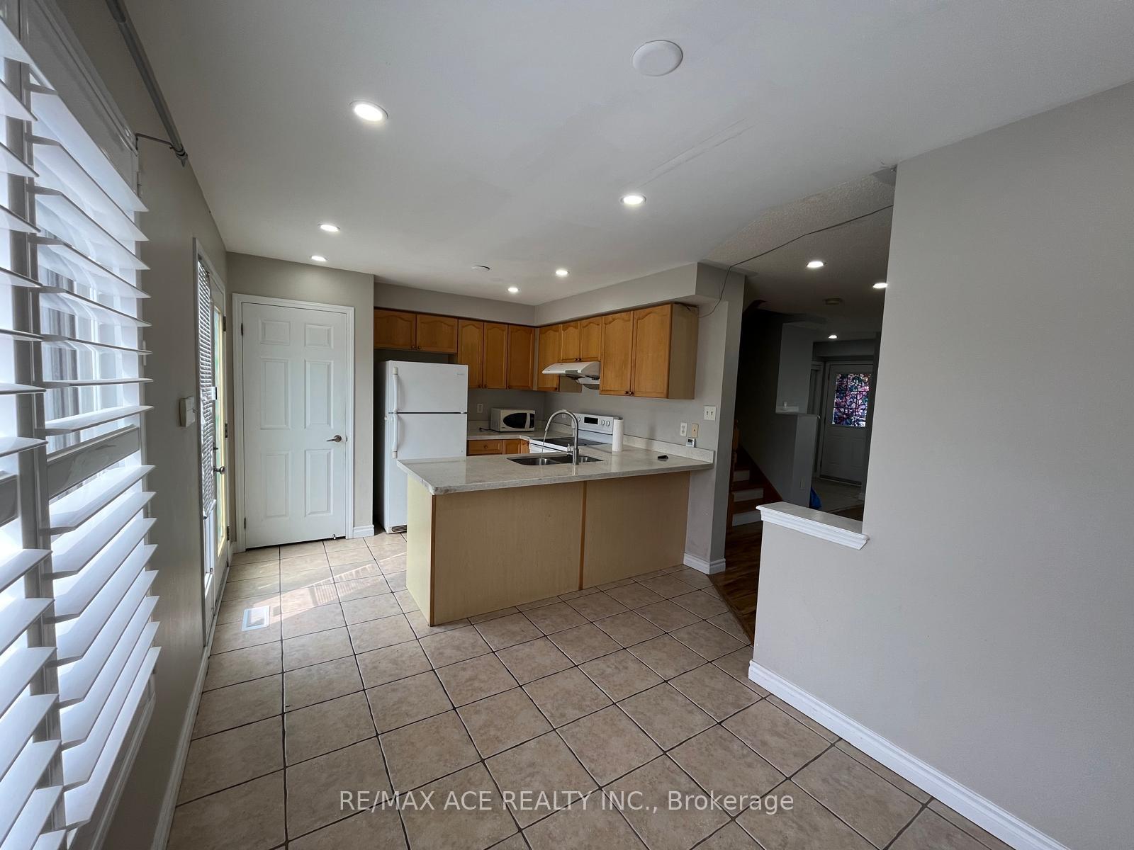 Photo 6 of 46 Gas Lamp Lane, Markham, Cornell — HOMEH