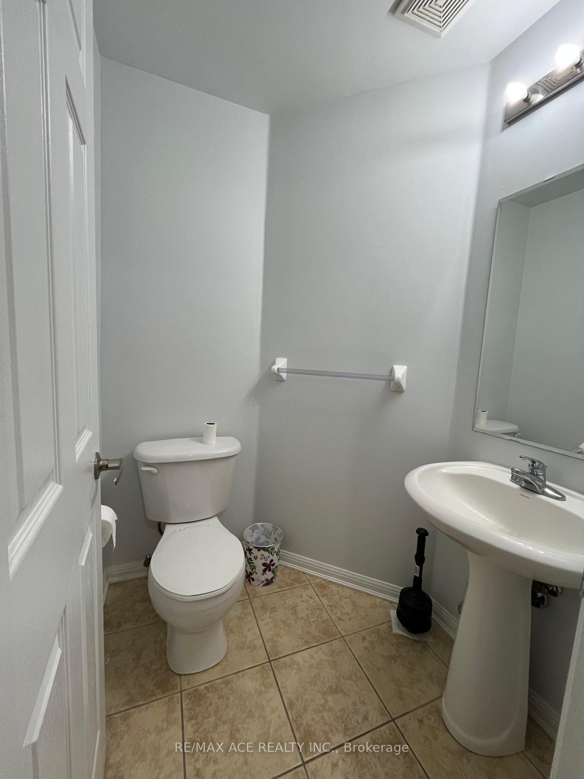 Photo 7 of 46 Gas Lamp Lane, Markham, Cornell — HOMEH