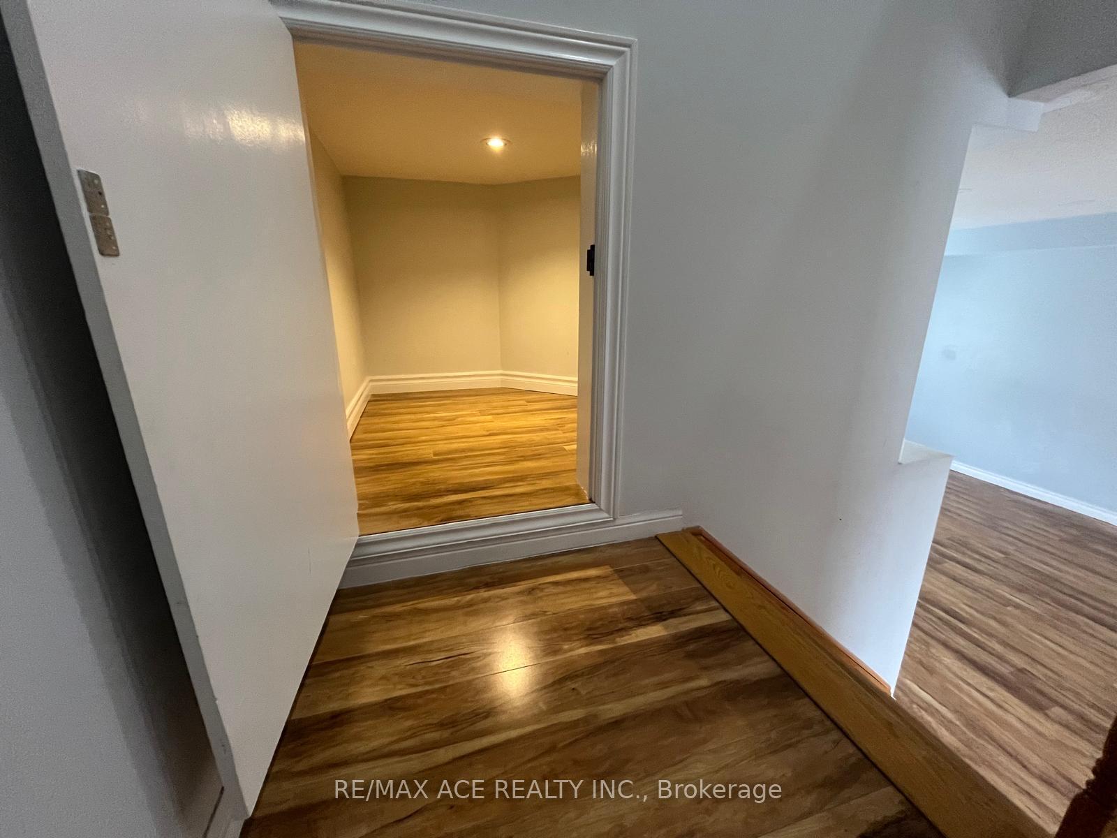 Photo 9 of 46 Gas Lamp Lane, Markham, Cornell — HOMEH