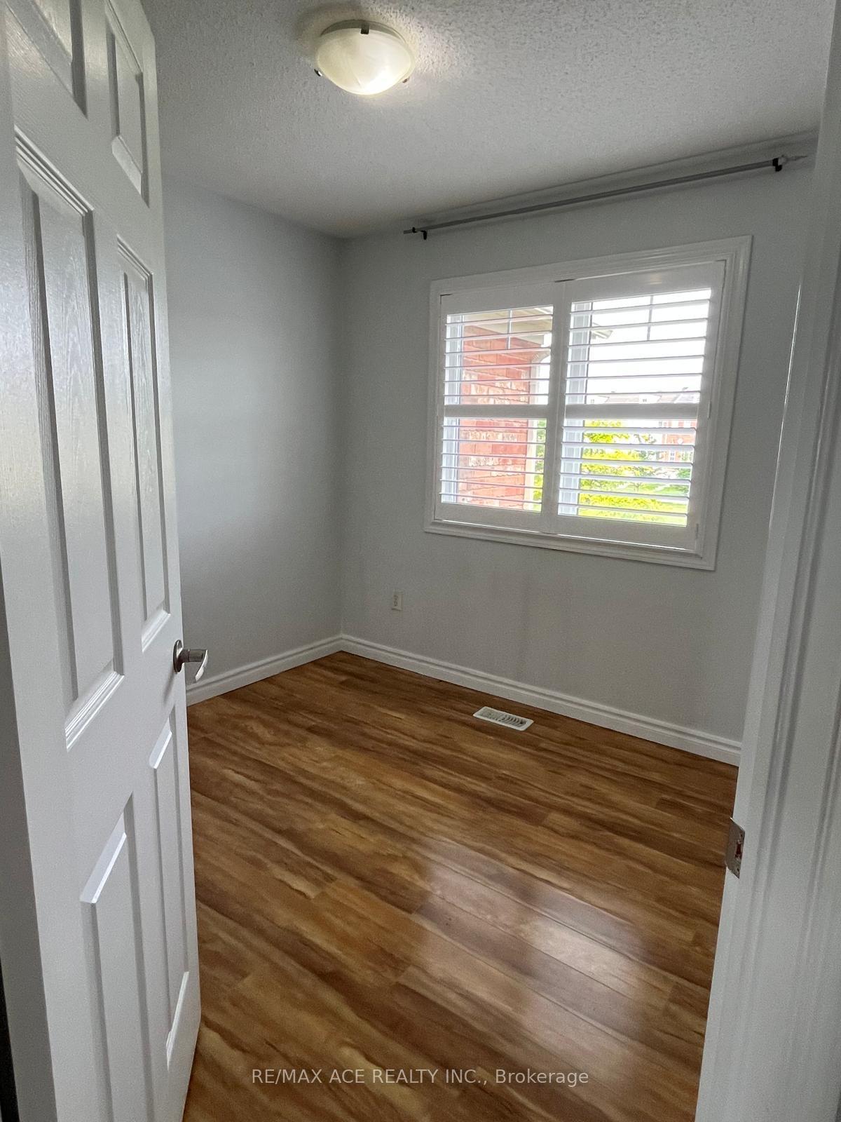 Photo 10 of 46 Gas Lamp Lane, Markham, Cornell — HOMEH
