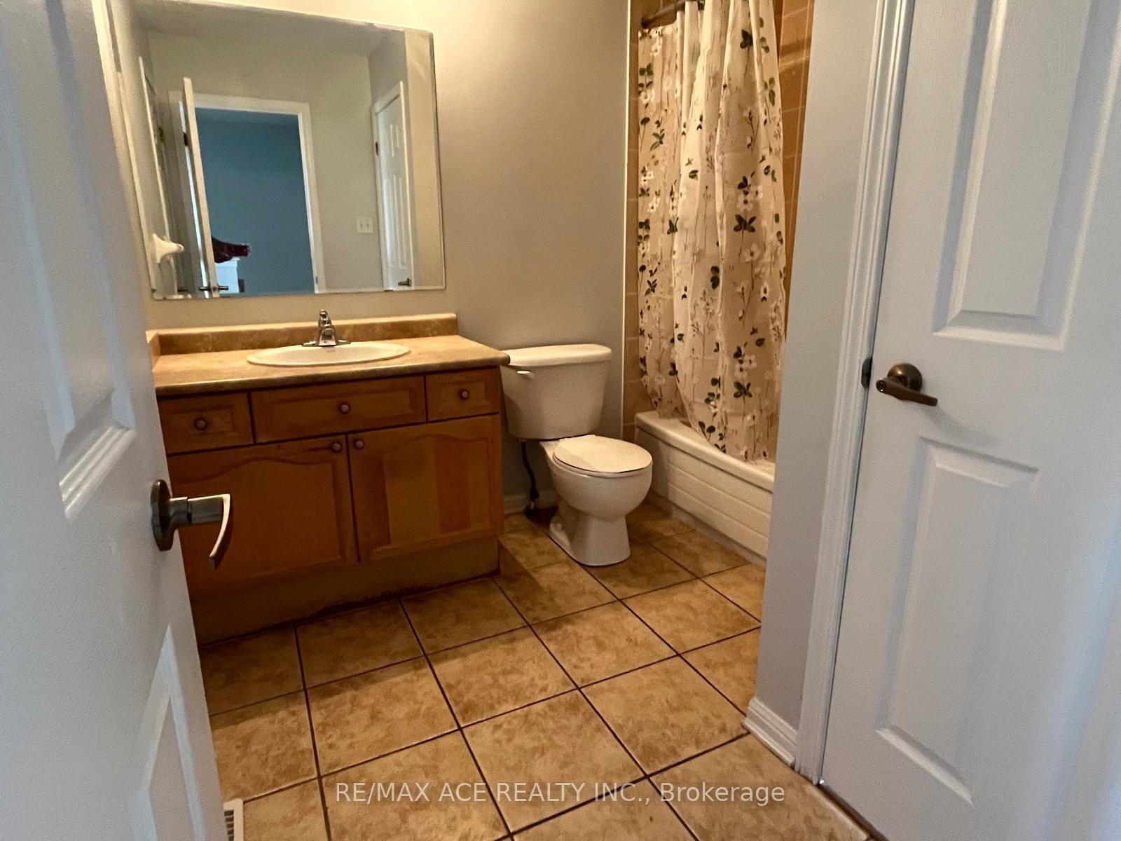 Photo 13 of 46 Gas Lamp Lane, Markham, Cornell — HOMEH