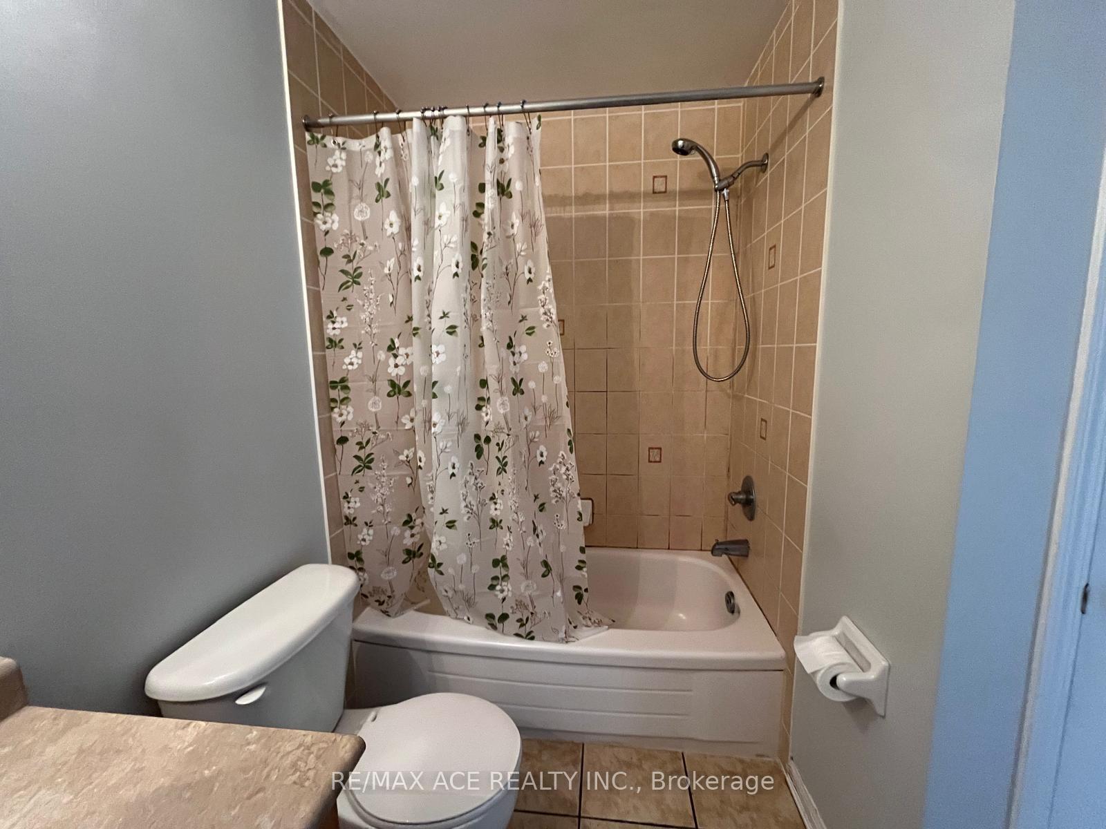 Photo 14 of 46 Gas Lamp Lane, Markham, Cornell — HOMEH